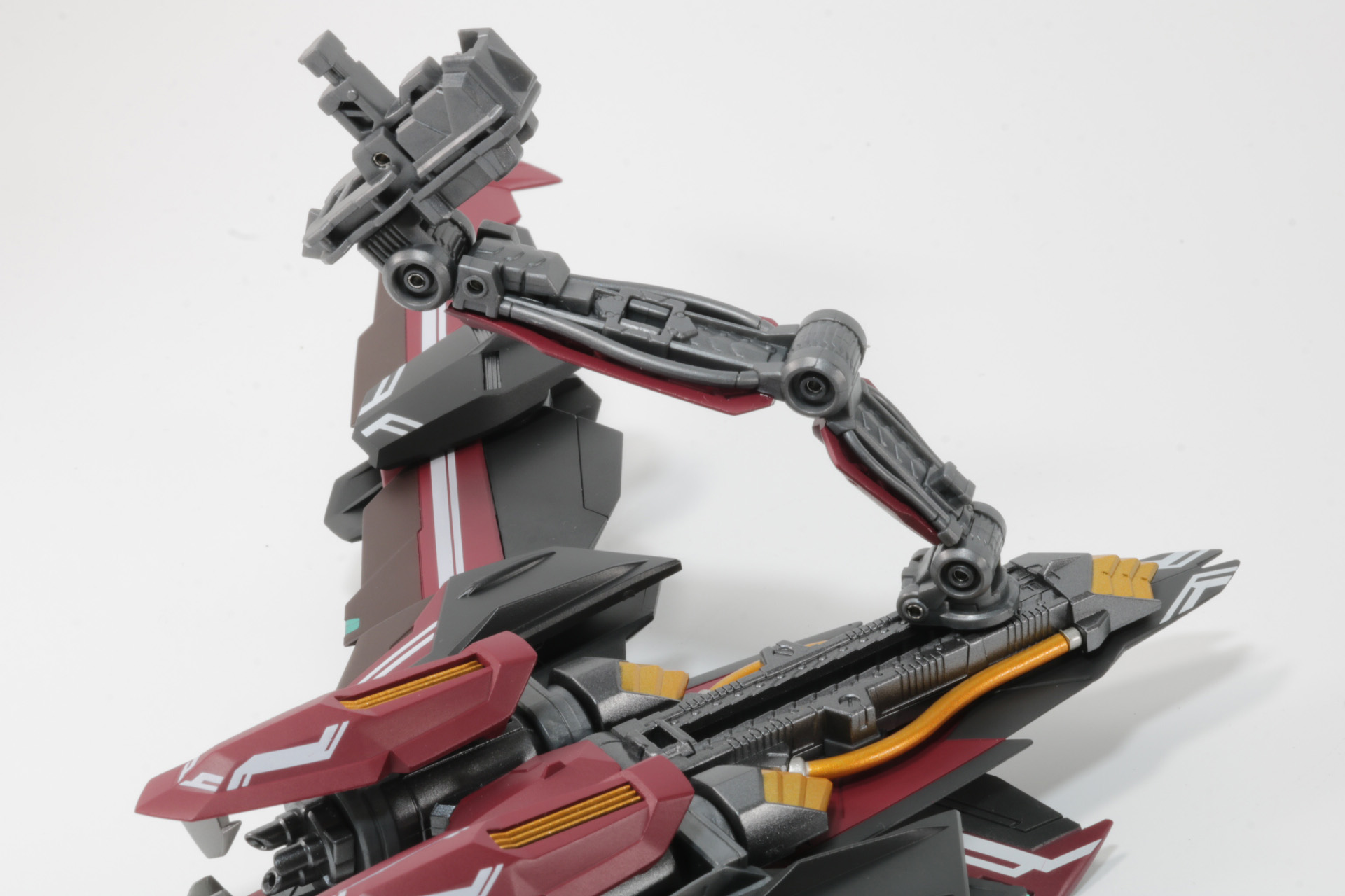 アームパーツは根元のスライド機構と合わせてフレキシブルに可動