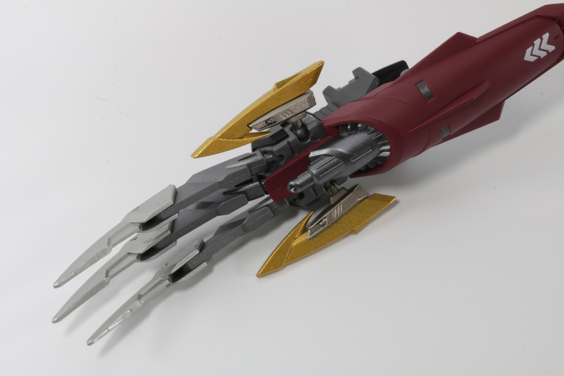 爪も可動し、表情付けが可能