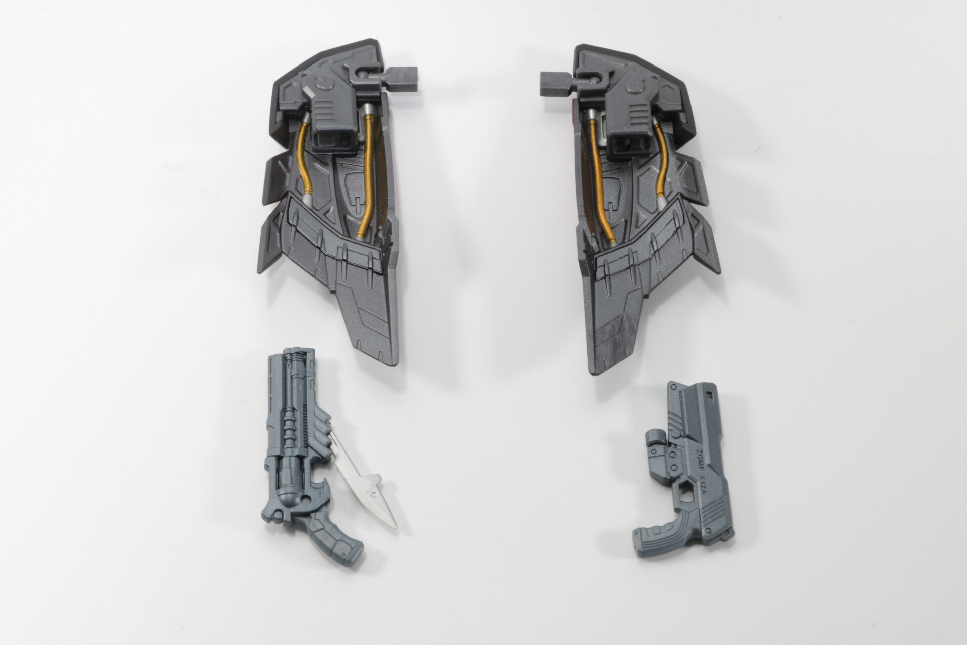 シールドパーツ裏にはそれぞれビームハンドガン、マディガン専用複合銃をマウントできる