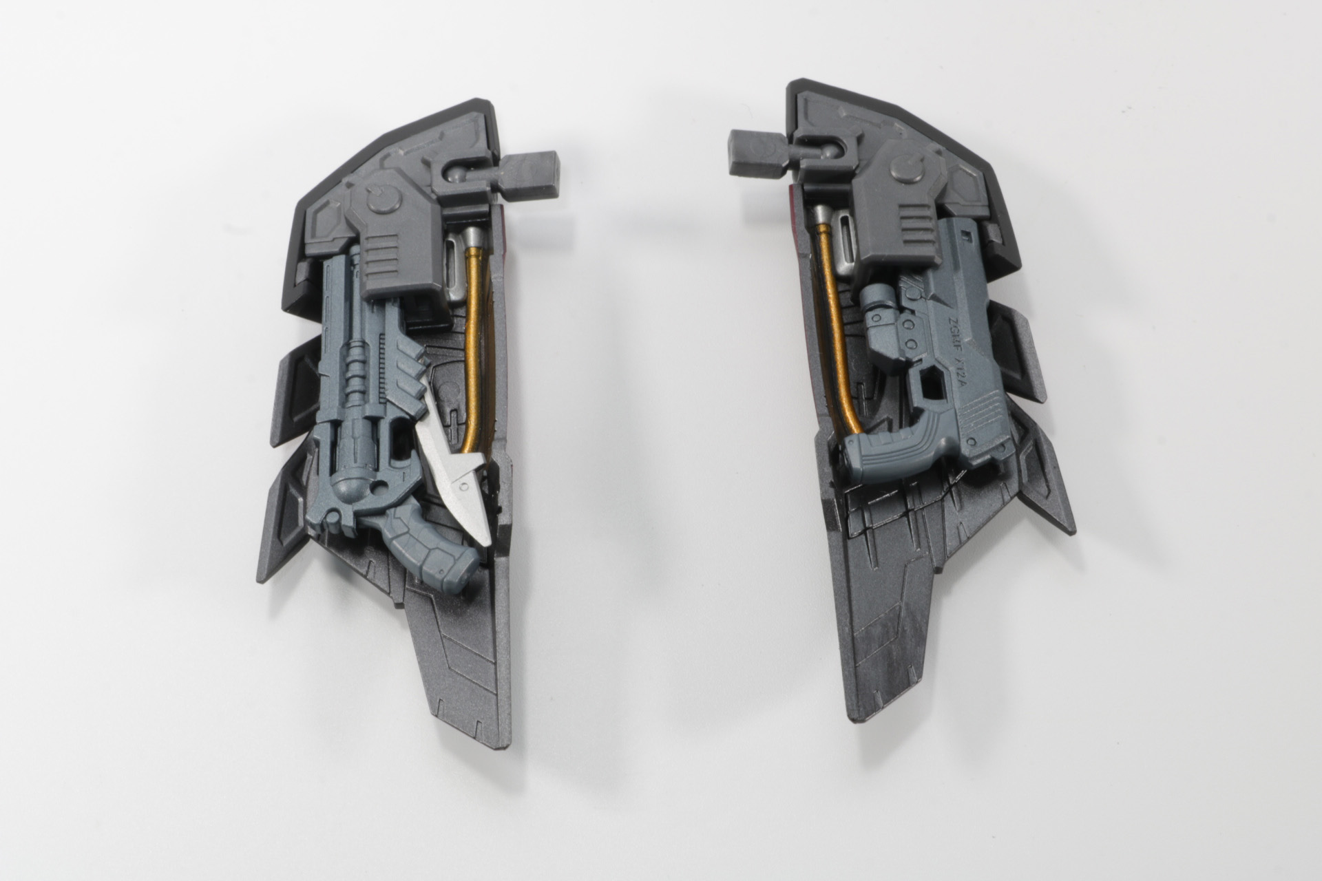 シールドパーツ裏にはそれぞれビームハンドガン、マディガン専用複合銃をマウントできる
