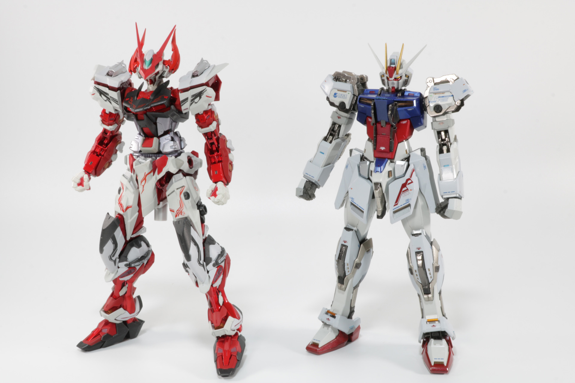 「METAL BUILD ガンダムアストレイ レッドドラゴニクス」の素体となる「ガンダムアストレイ レッドフレーム改」（左）と「METAL BUILD エールストライクガンダム」素体となる「ストライクガンダム」（右）