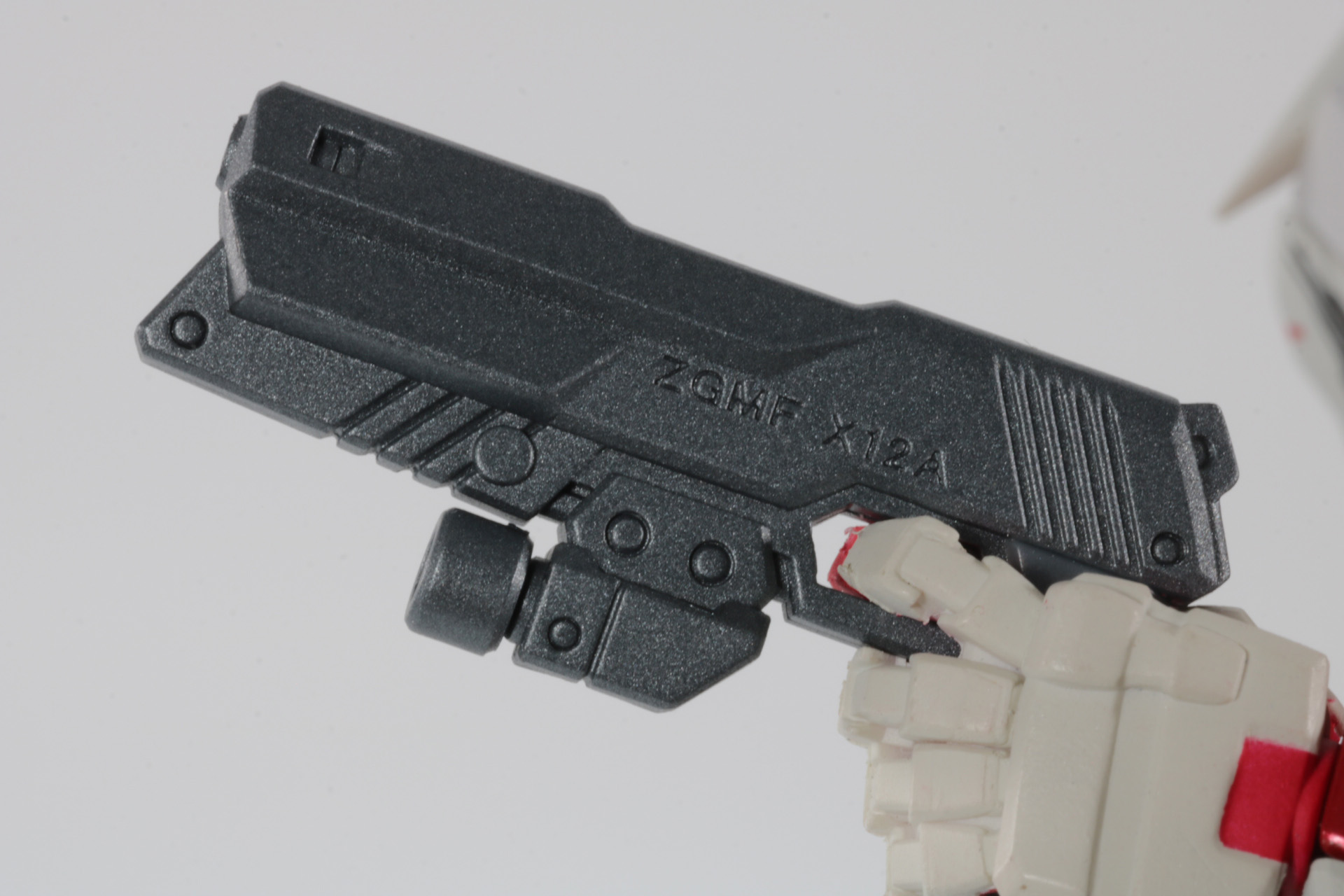 ビームハンドガンは武骨なカスタム銃で、刻印まで細かく表現されている