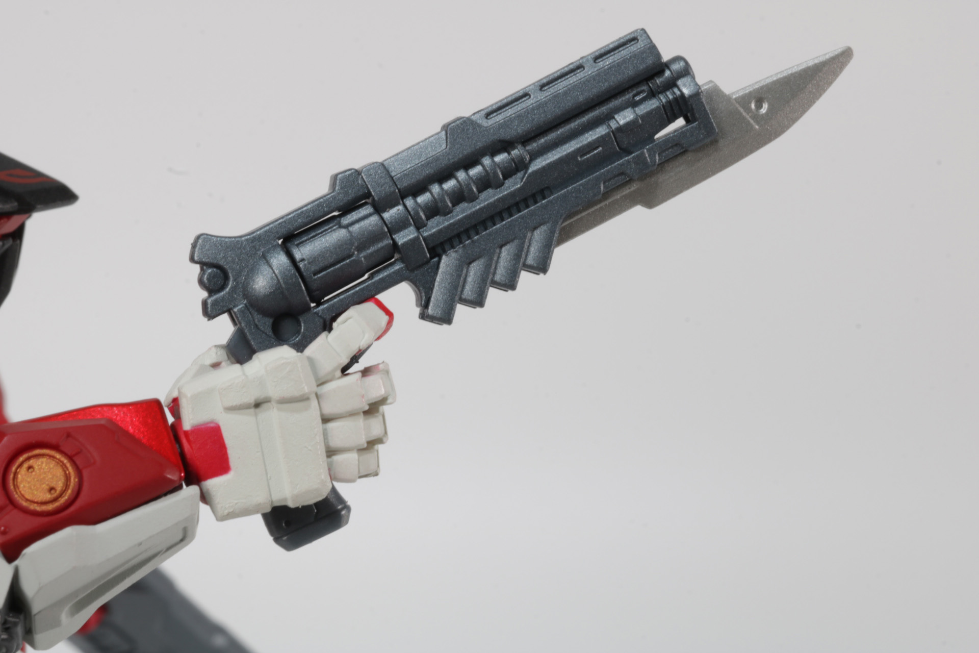 マディガン専用複合銃は銃剣を装備。銃剣は収納時用の可動が設けられている。持ち手部分の可動でアストレイとストライクの持ち手にも対応している