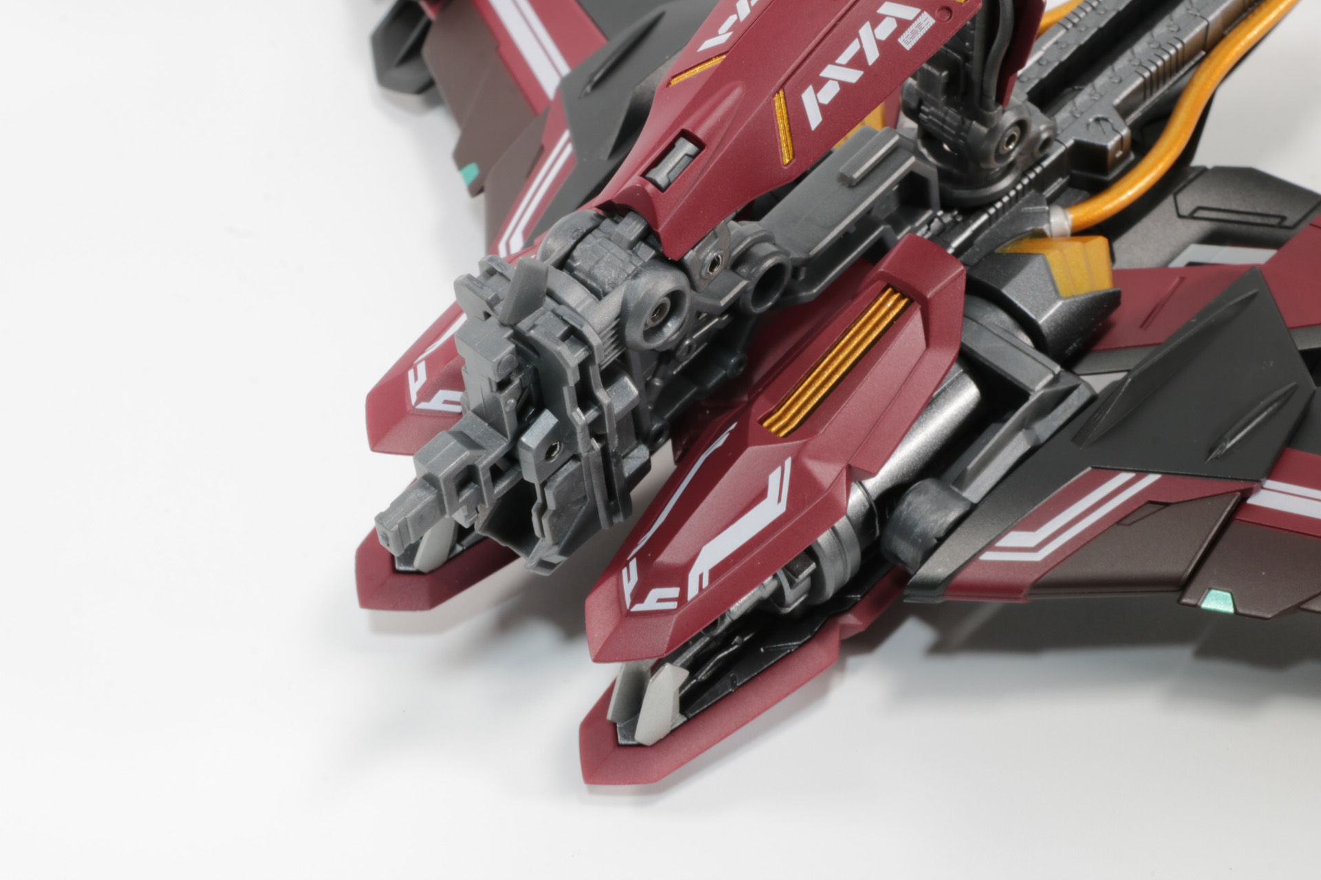 アームの先端にある本体接続部でアタッチメントの先端を覆い、アーム位置を固定。本体に接続して完了となる