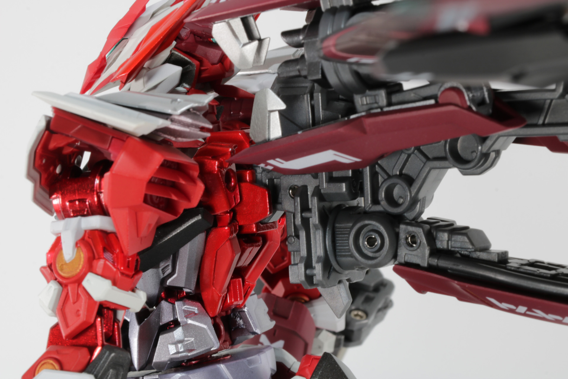 アームの先端にある本体接続部でアタッチメントの先端を覆い、アーム位置を固定。本体に接続して完了となる