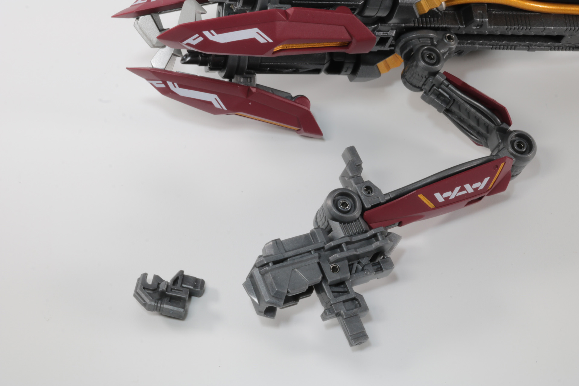 ディバインストライカーのアームパーツ部分に専用ジョイントパーツを付ける