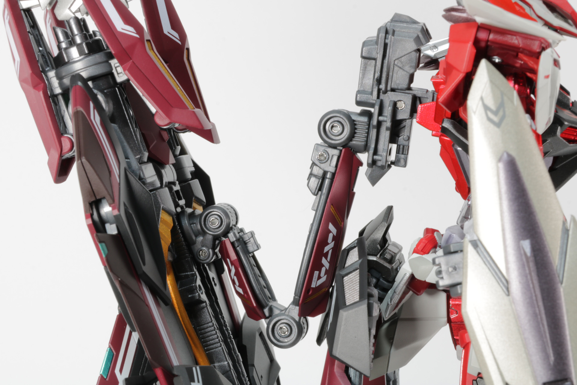 アーム部分を展開すれば、ディバインストライカーの位置を自由に変更できる