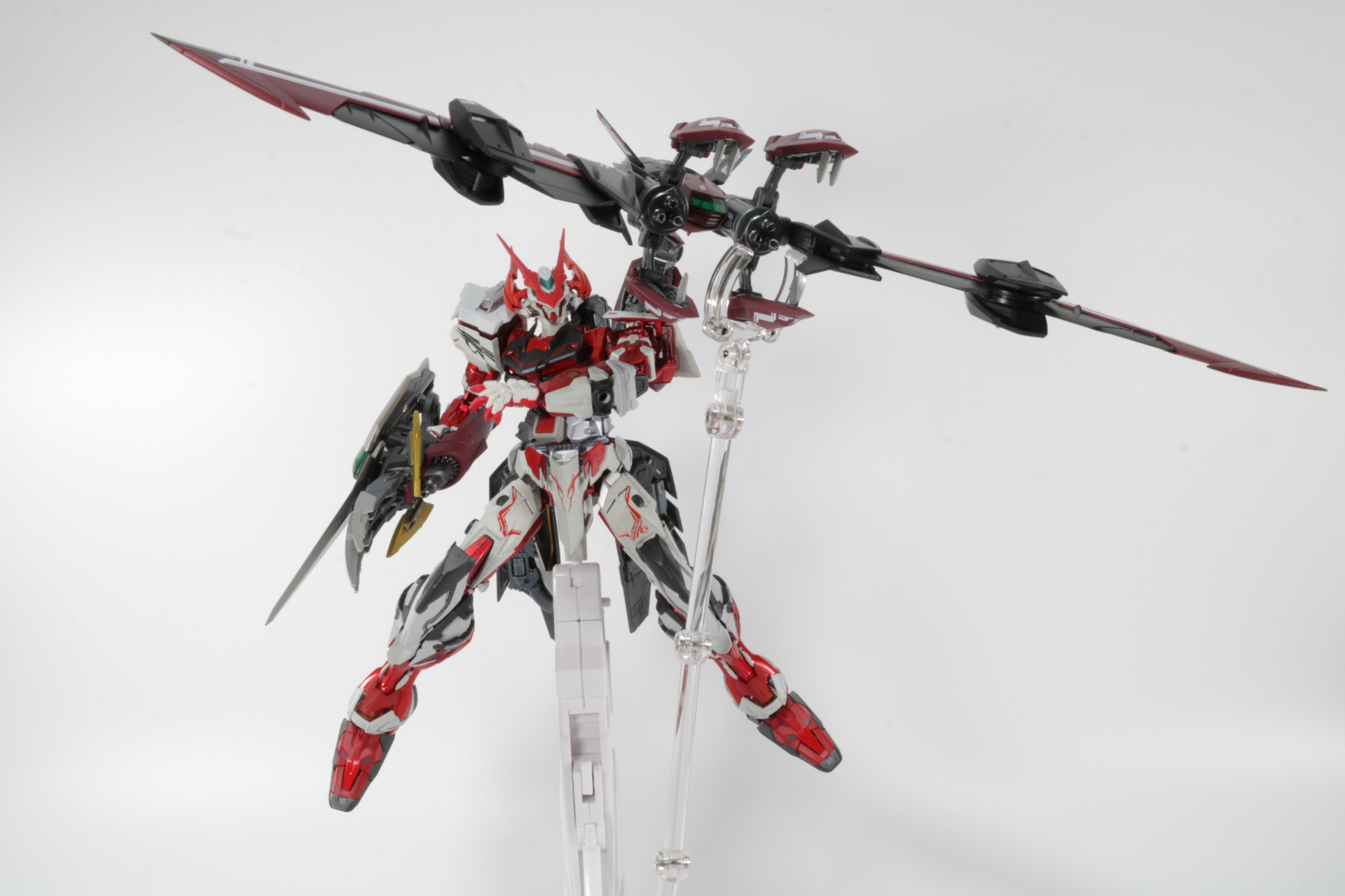 内部の4つのクローに加え、主翼もハサミのように展開。なお、アームだけでは保持できないため、付属の補助支柱で「ディバインストライカー」を支える必要がある