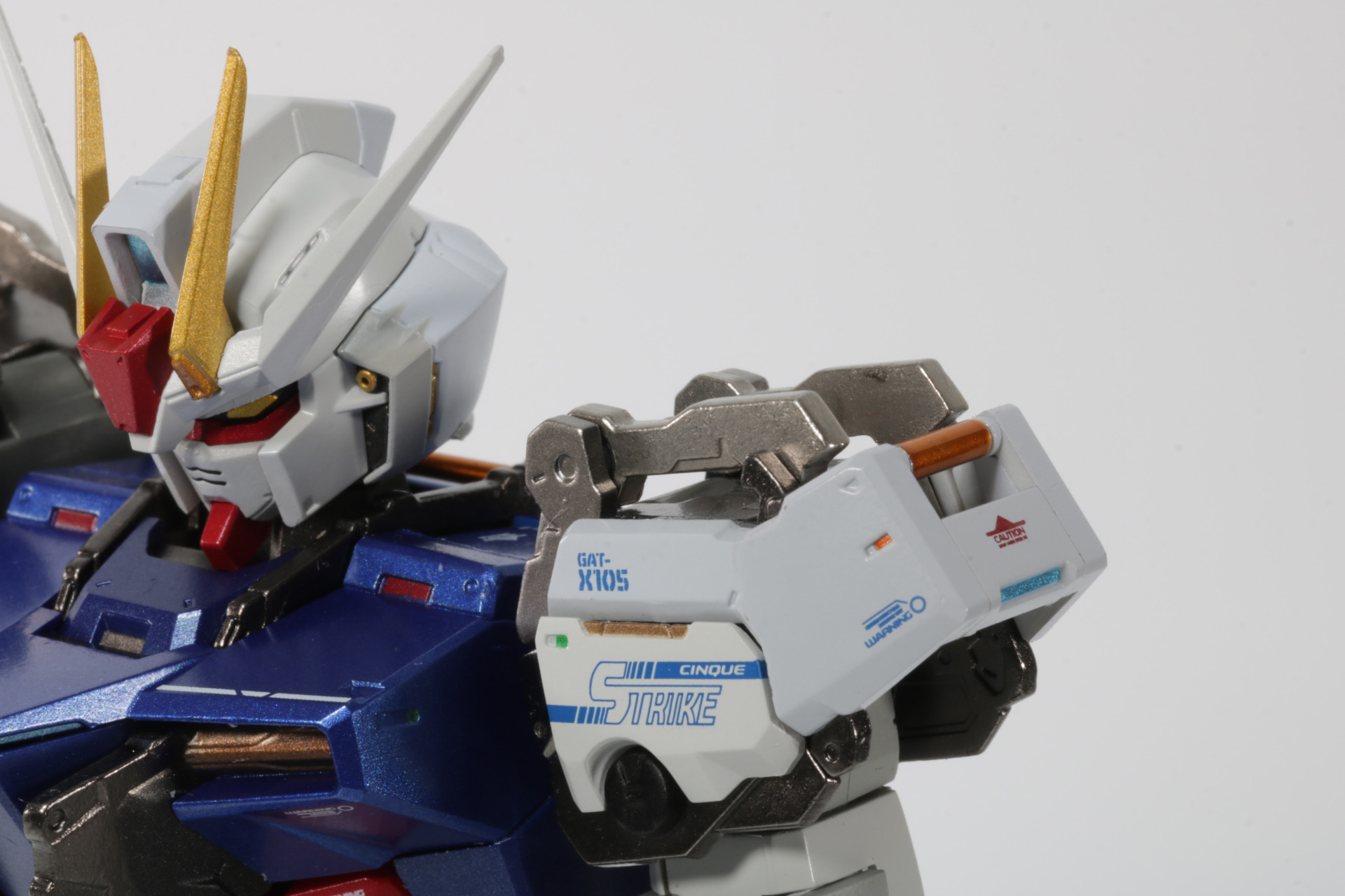 ストライクガンダムではアタッチメントを肩アーマーに装着する
