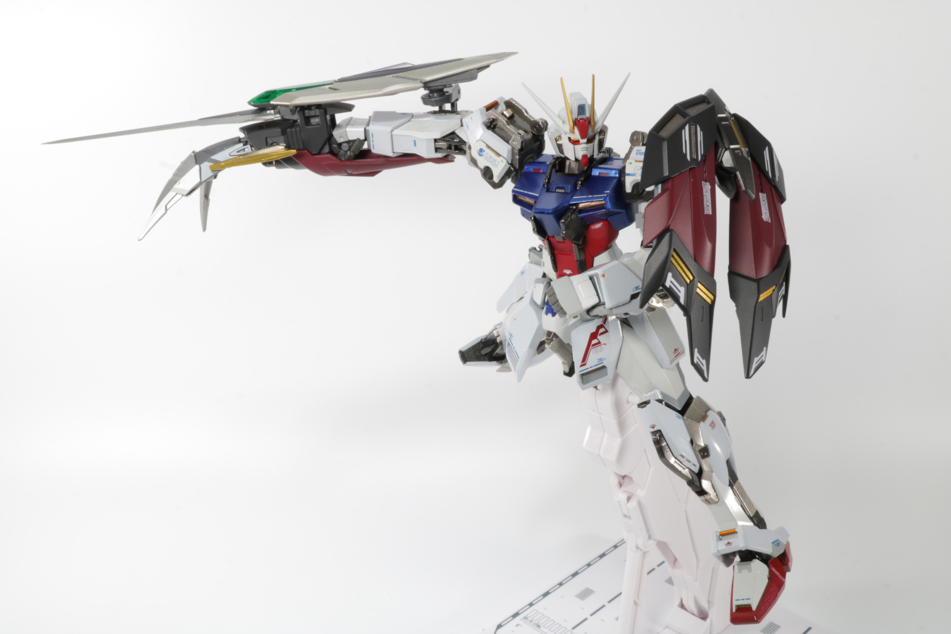 肩のシールドを展開しつつ、トリケロス改を振るう