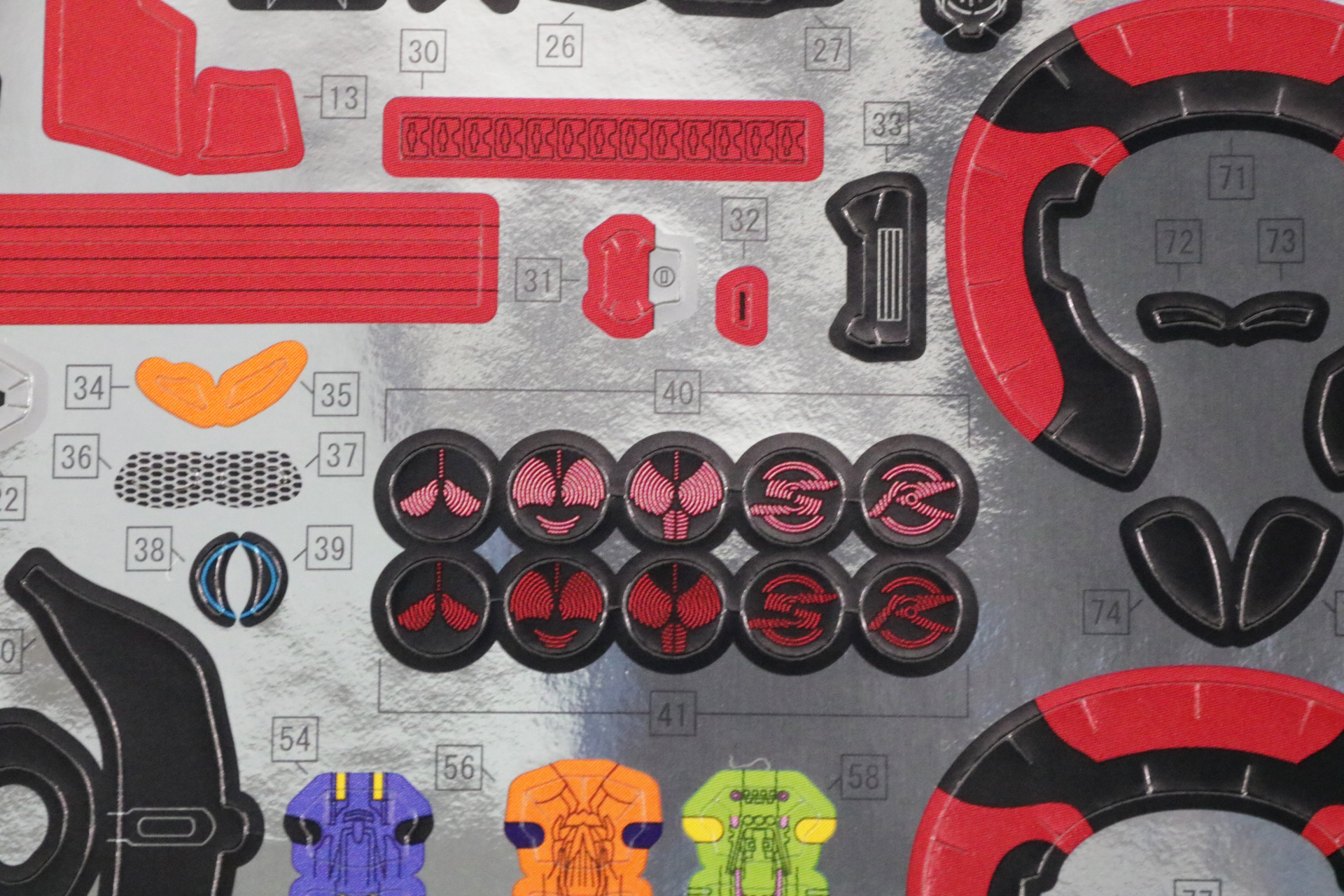 ベルト部分のシールは、ベルトさんの表情差分も収録され選択して貼ることができる