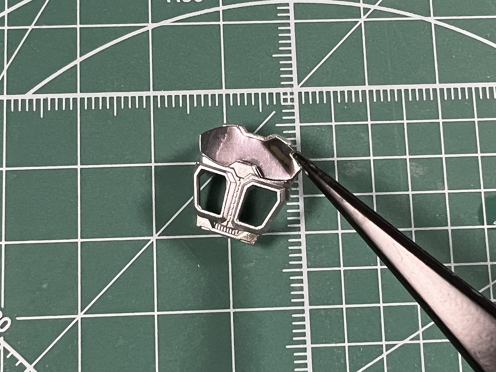 背面のライト部分にホイルシールを貼る