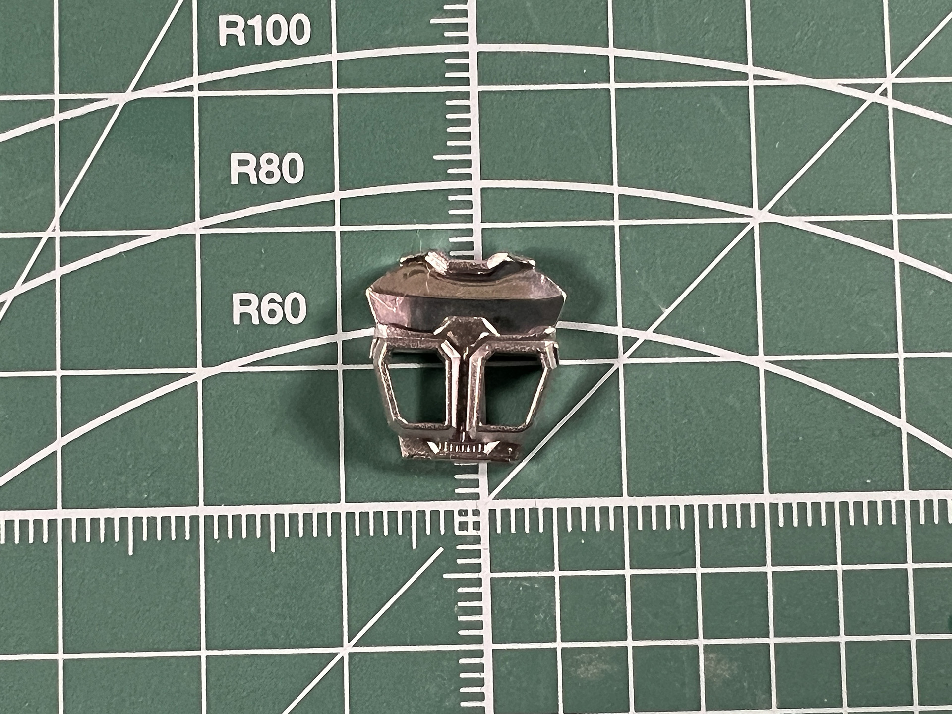 赤のクリアパーツを被せることでブレーキランプのような細かな凹凸も見える