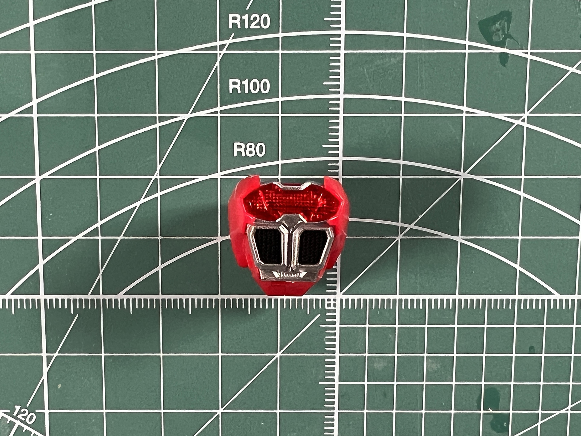 赤のクリアパーツを被せることでブレーキランプのような細かな凹凸も見える