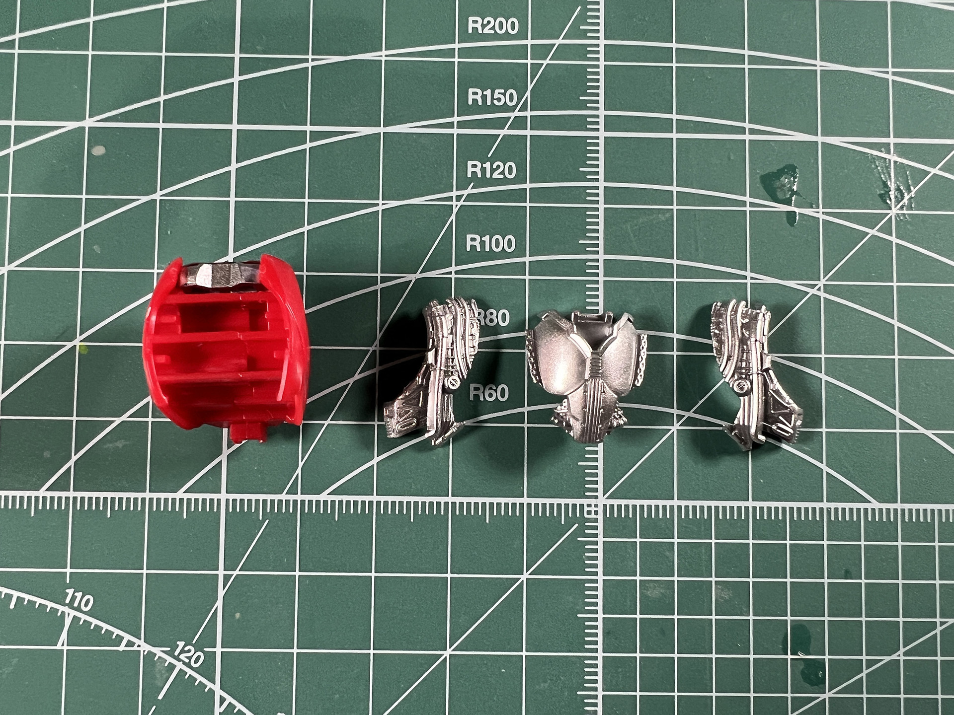 ホイルシールは目の部分と淵、頬を走るパイプ部分に使用。パイプは焼けたような色合い表現がされている