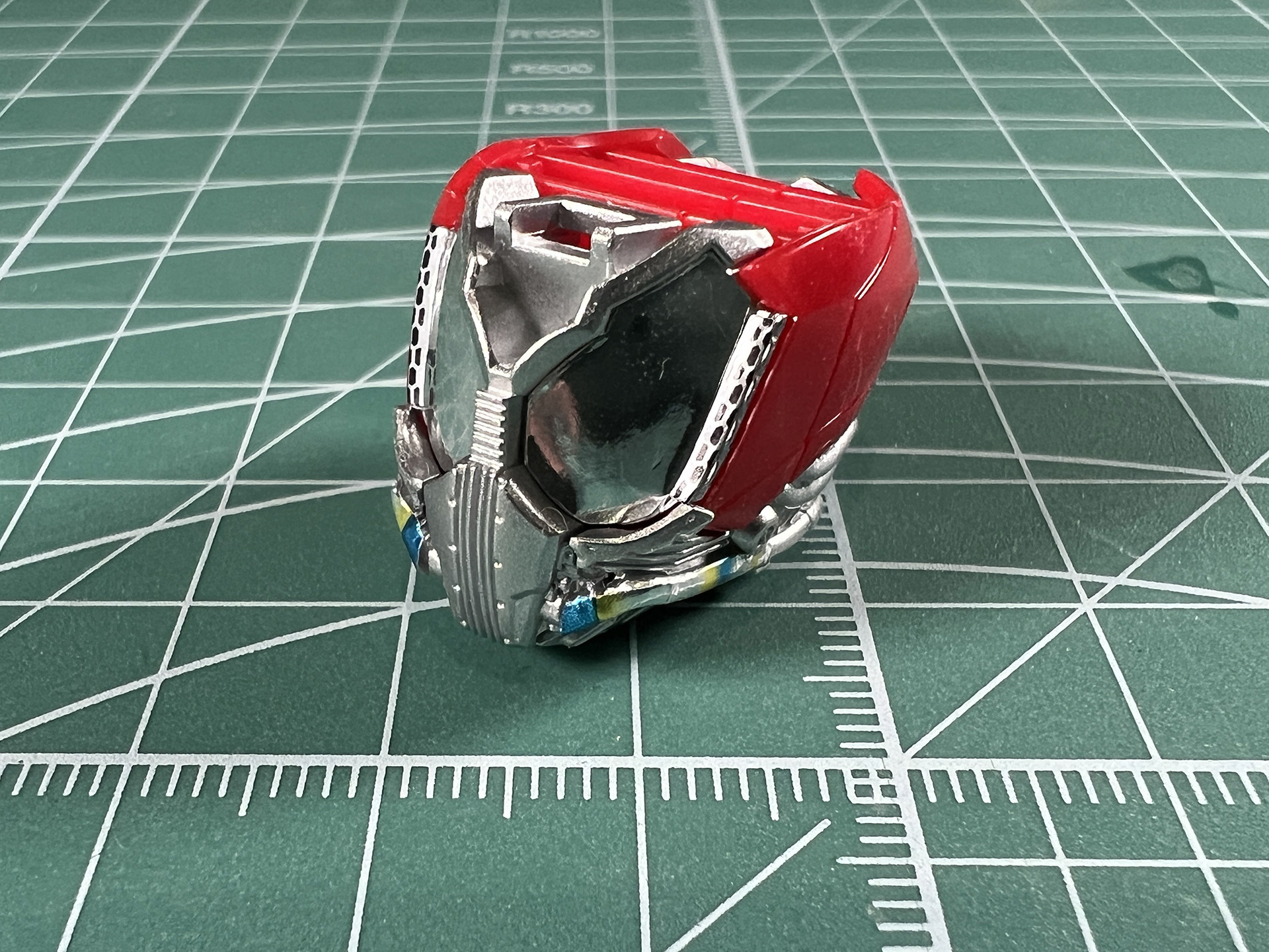 ホイルシールは目の部分と淵、頬を走るパイプ部分に使用。パイプは焼けたような色合い表現がされている