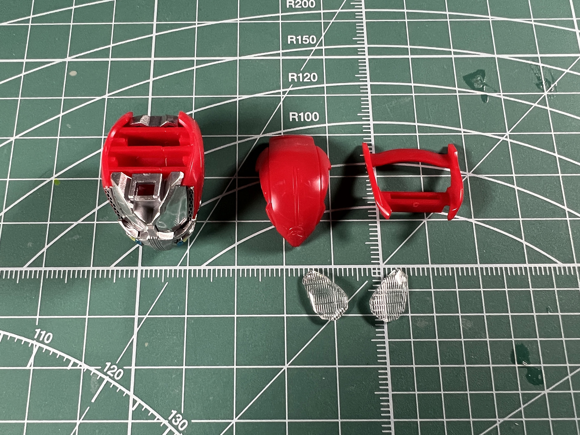 頭頂部とウィング部分は中央を走る白いライン両サイドに黒。スポーツカーのボンネットを連想させる