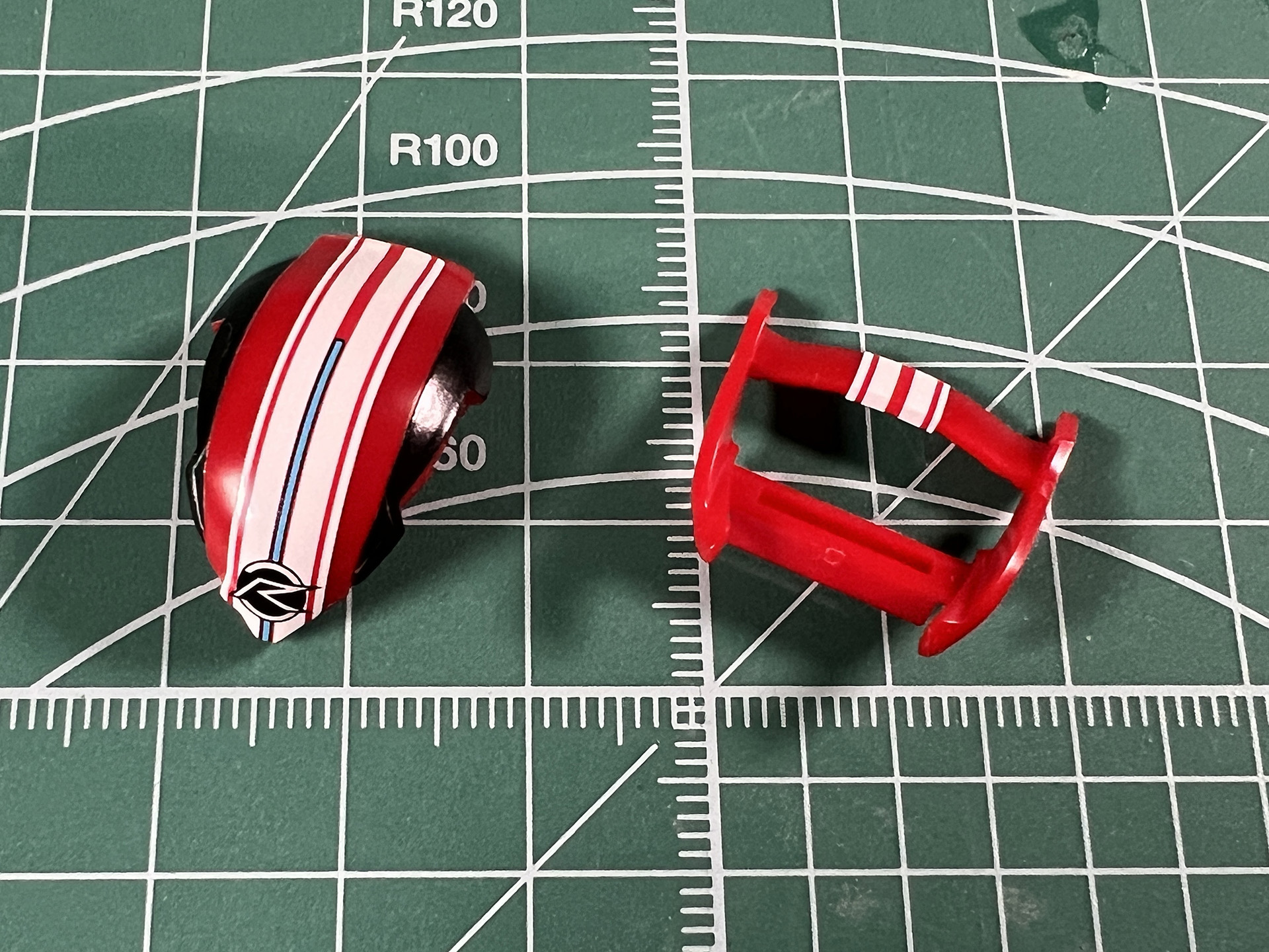 頭頂部とウィング部分は中央を走る白いライン両サイドに黒。スポーツカーのボンネットを連想させる