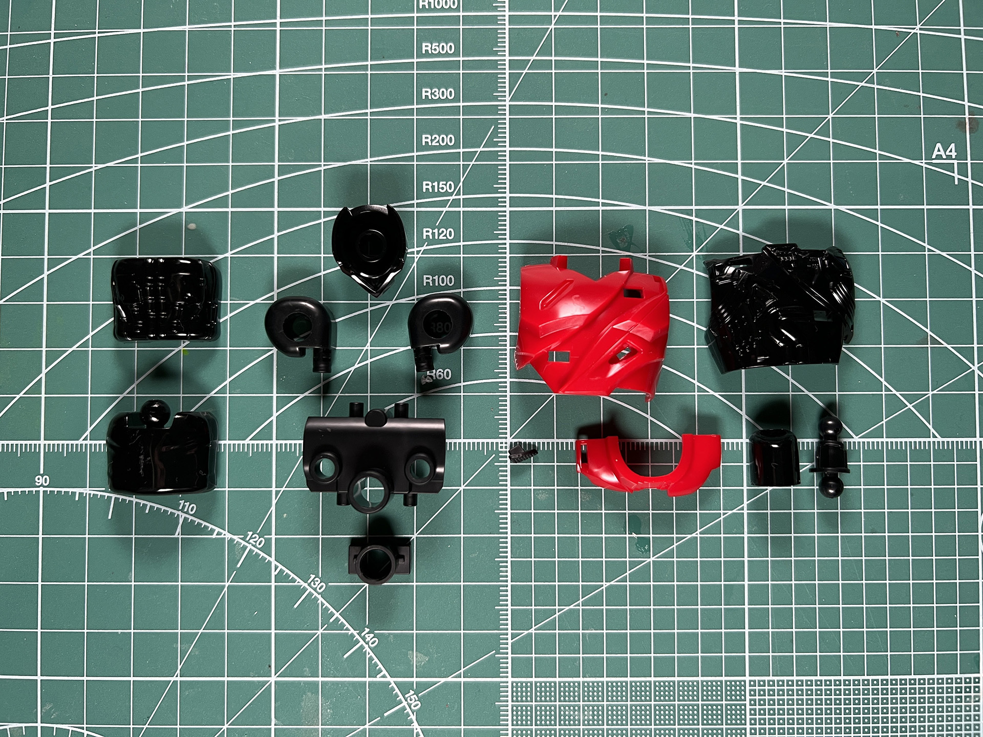 胴体組立は細かいパーツによる色分けもあるので見落としに注意したい