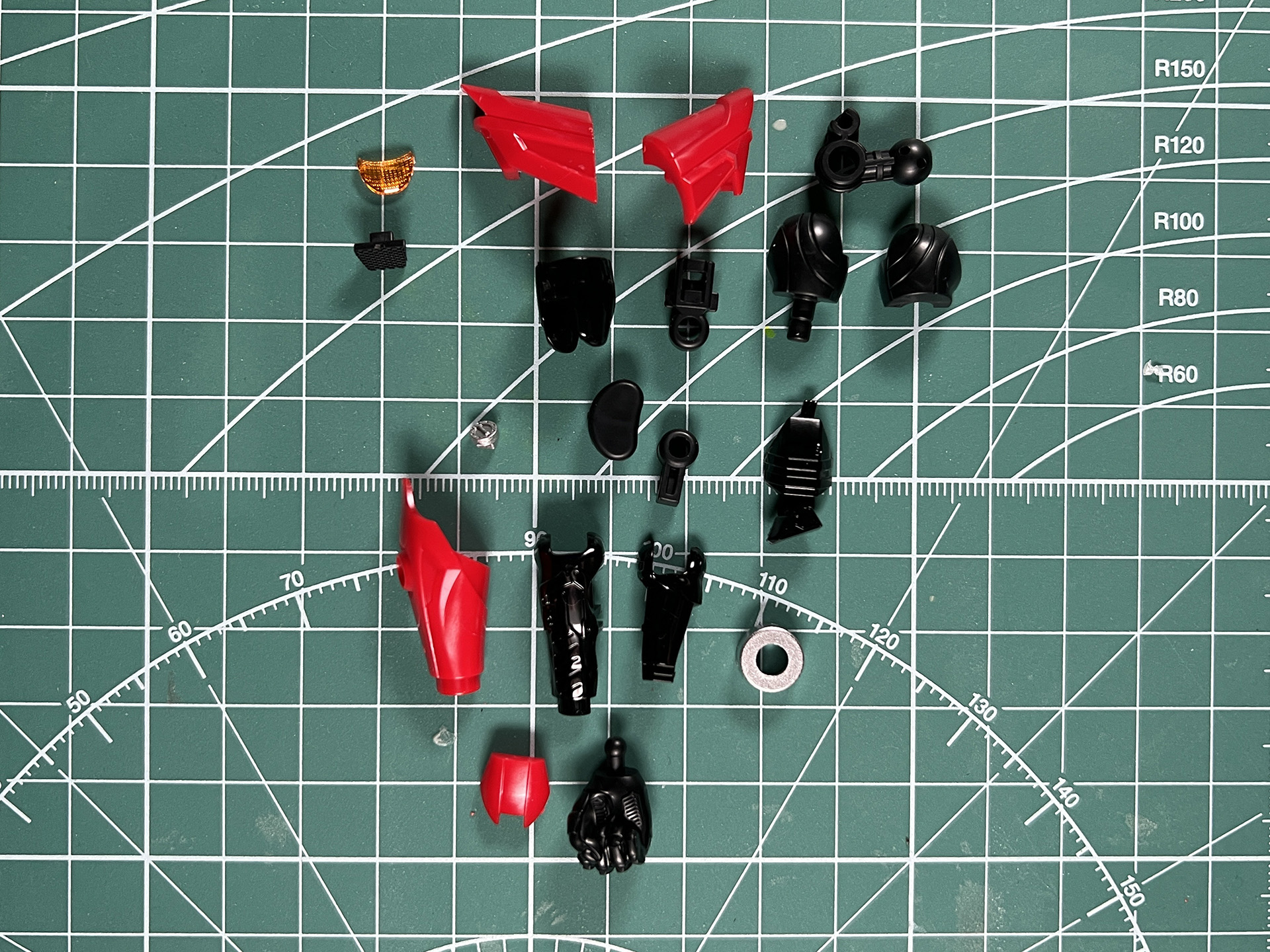 シールを使用して白のラインや肩の黒などを色分け