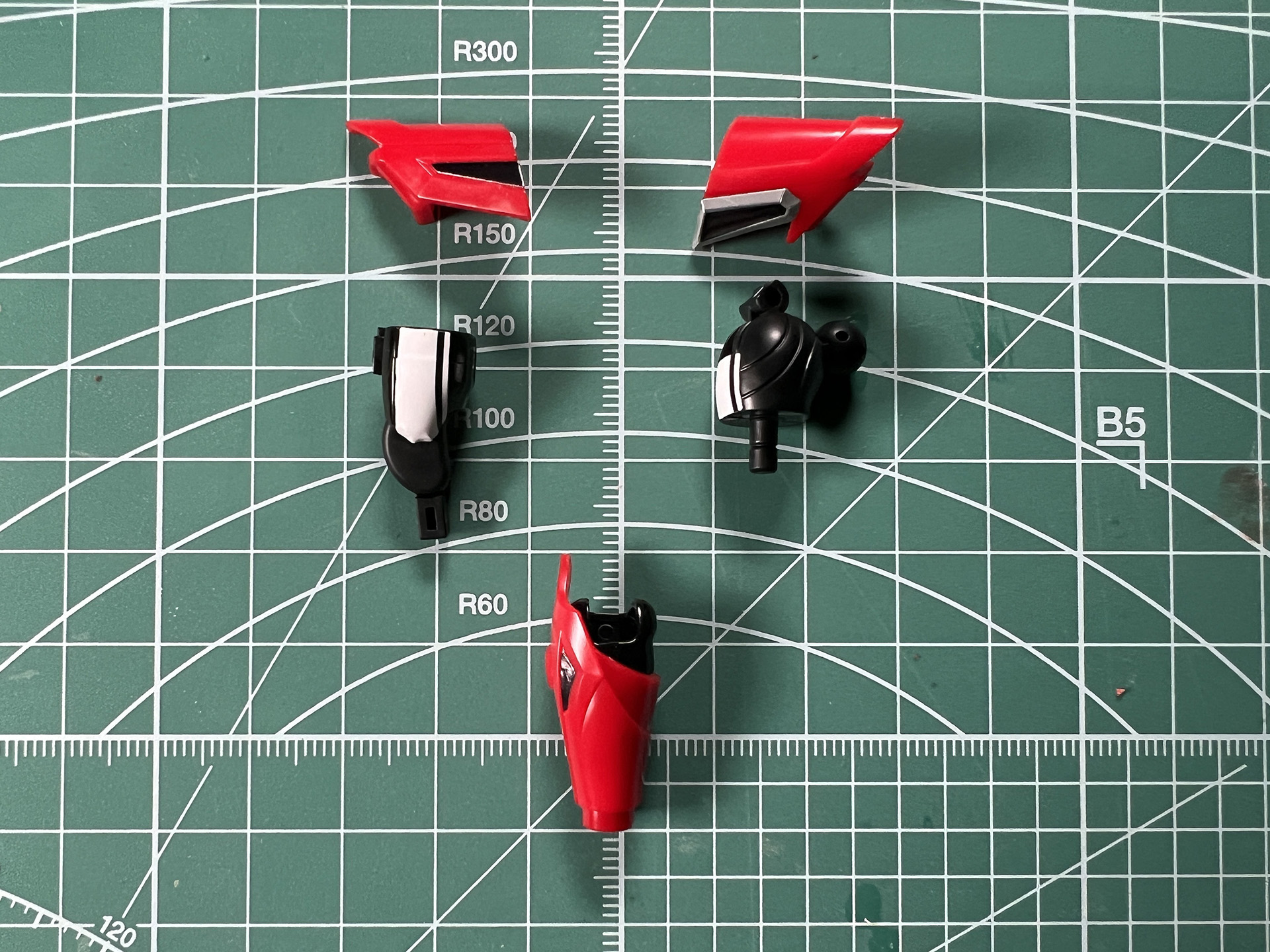 シールを使用して白のラインや肩の黒などを色分け