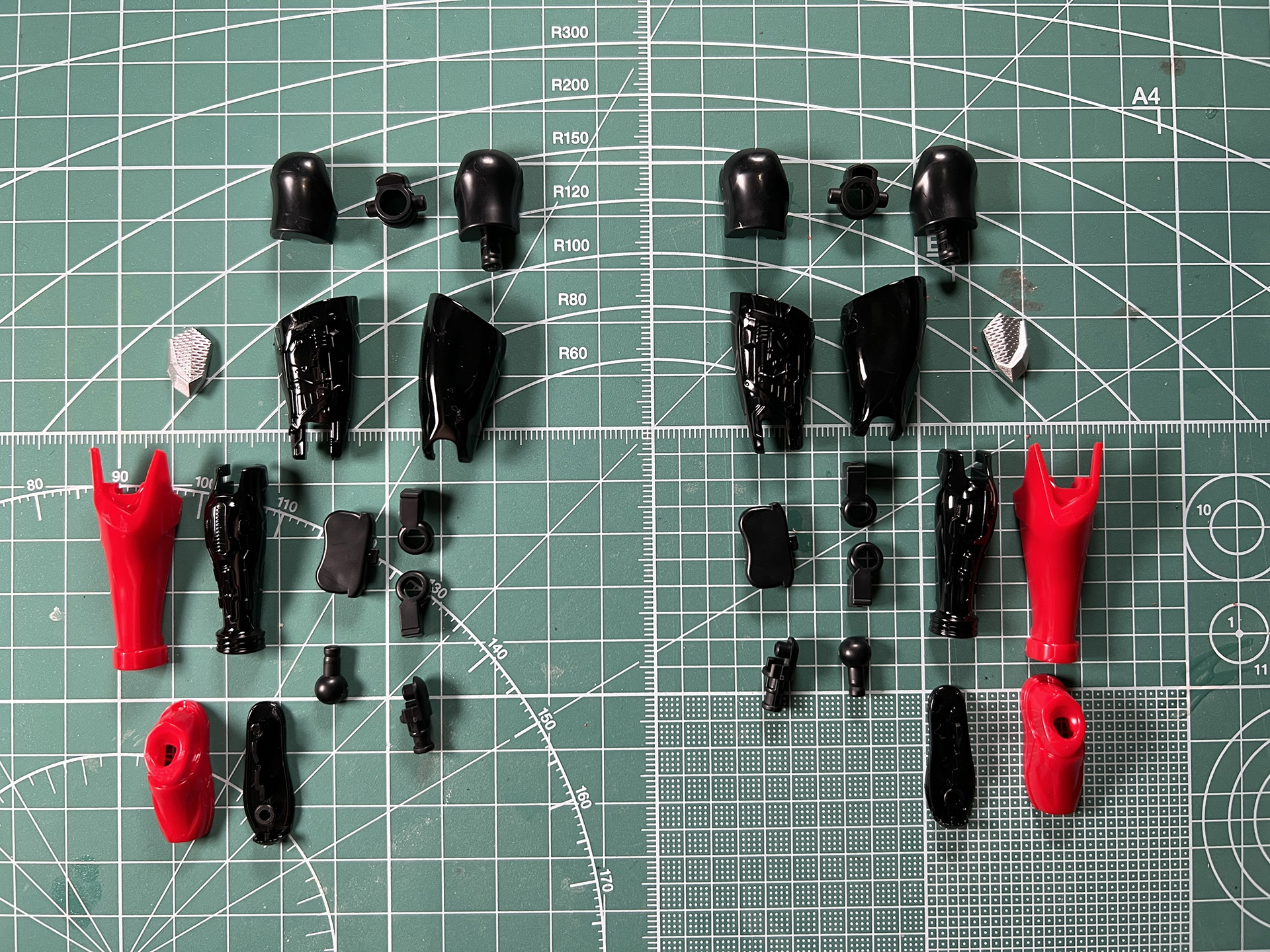 側面の白いラインとスーツの色に合わせた黒のシールを使用し、ディテールアップがされている