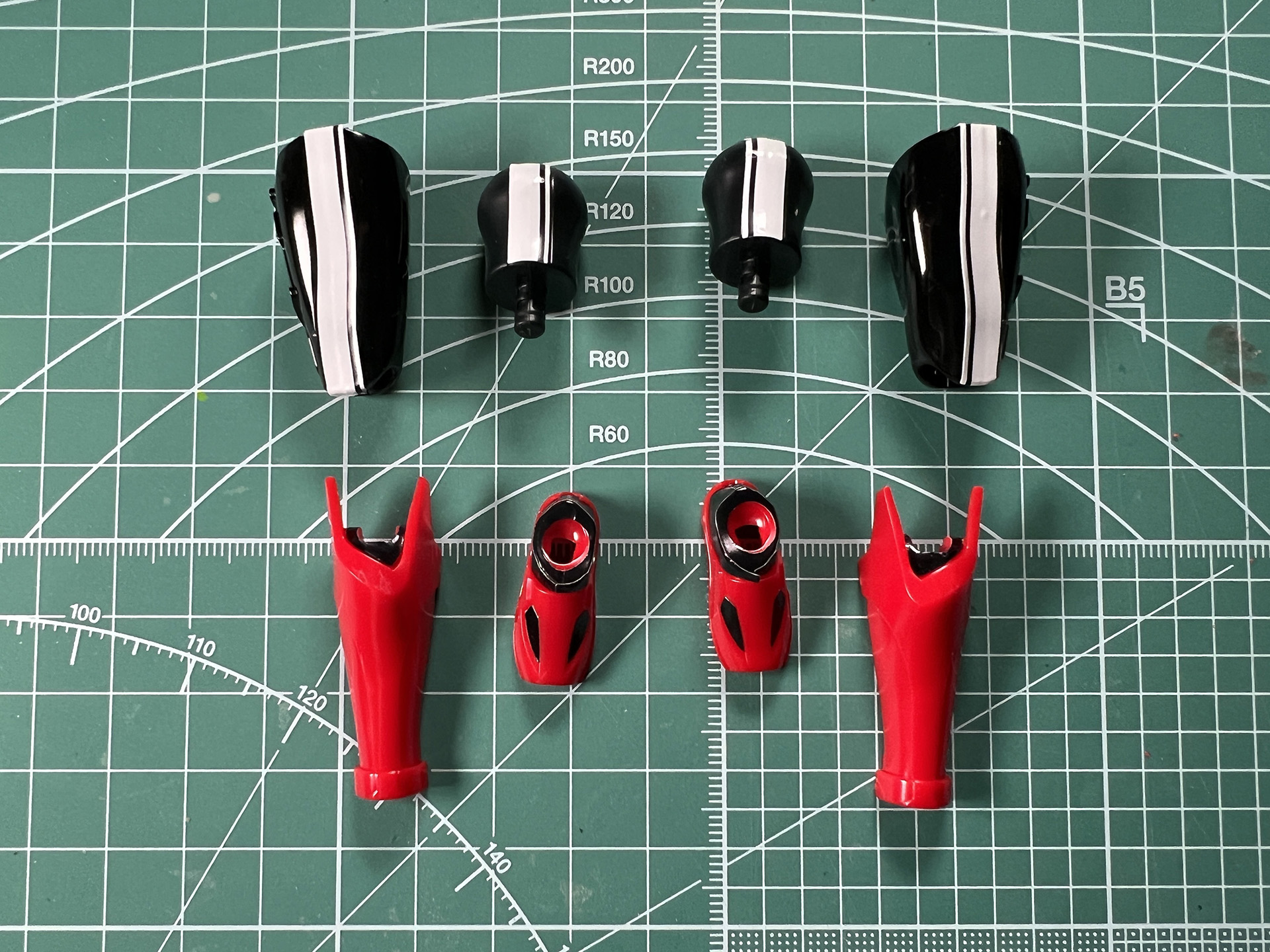 側面の白いラインとスーツの色に合わせた黒のシールを使用し、ディテールアップがされている