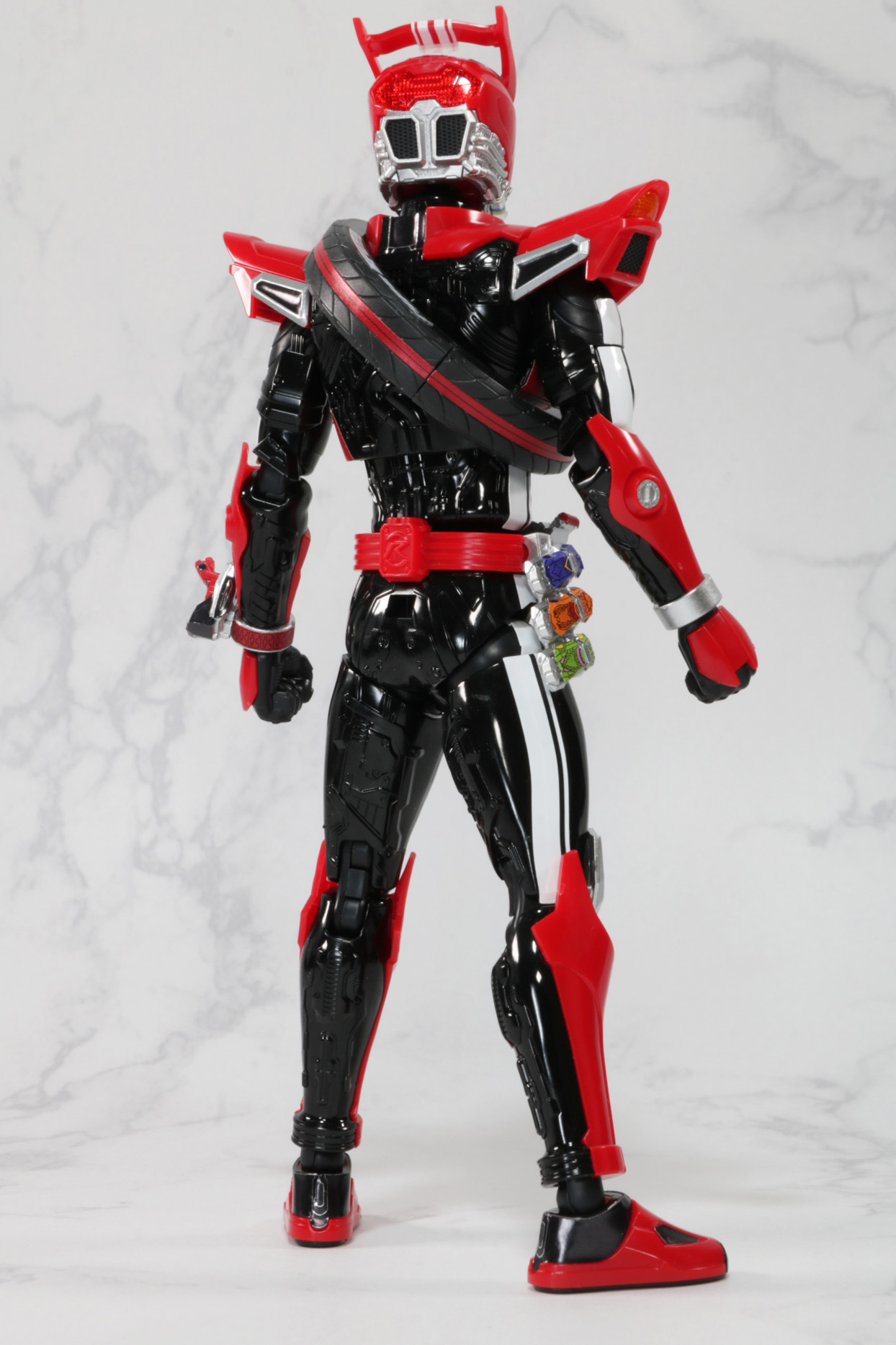 艶のある質感やタイヤのマットな質感でメリハリのある存在感