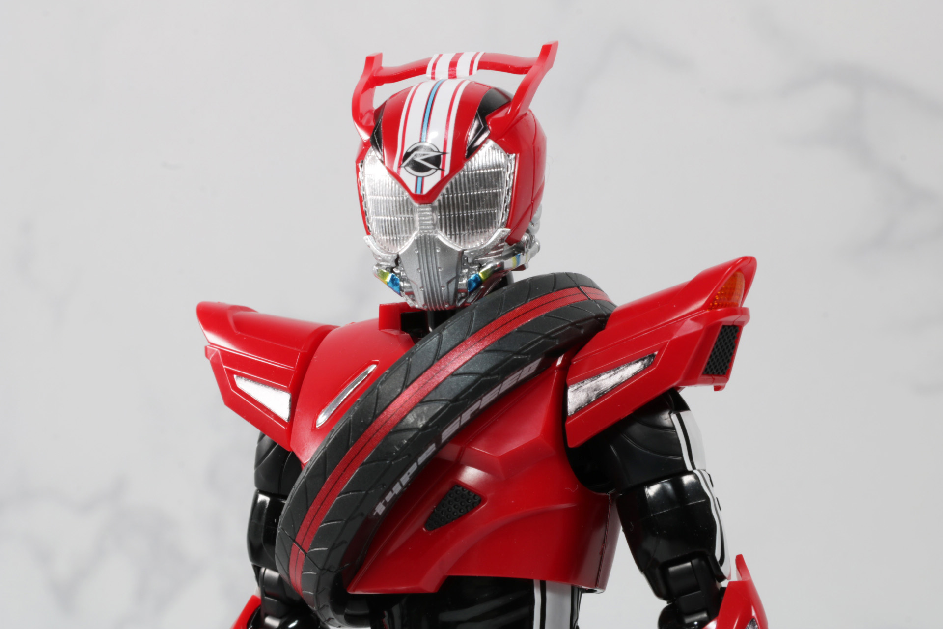 艶のある質感やタイヤのマットな質感でメリハリのある存在感