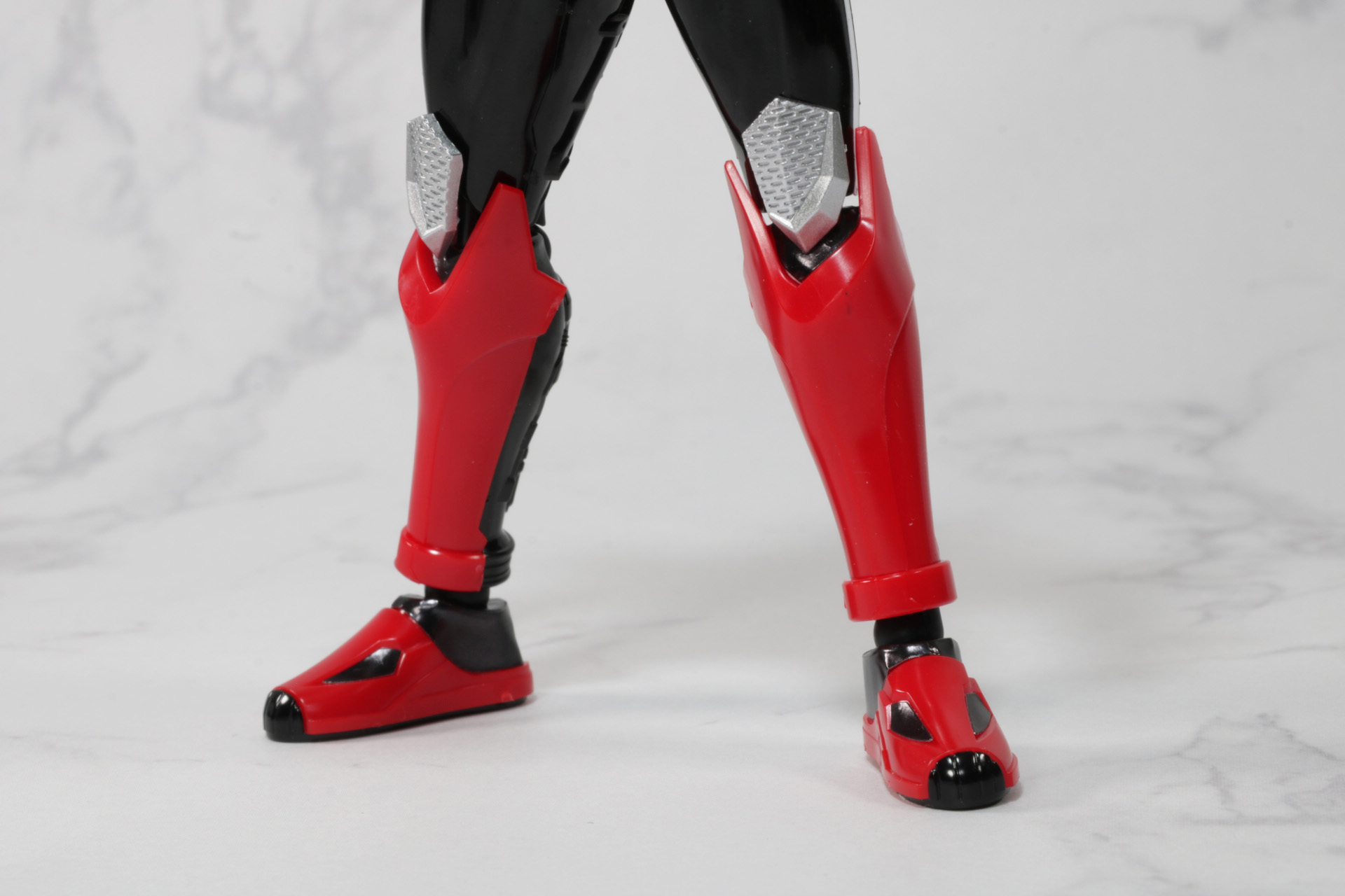 サイドのラインも黒のスーツに合わせた質感となってる