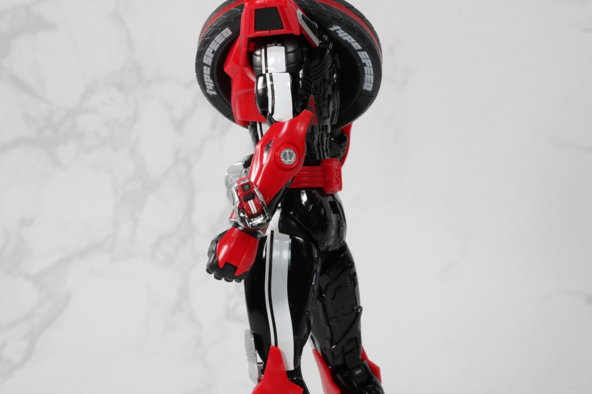 サイドのラインも黒のスーツに合わせた質感となってる