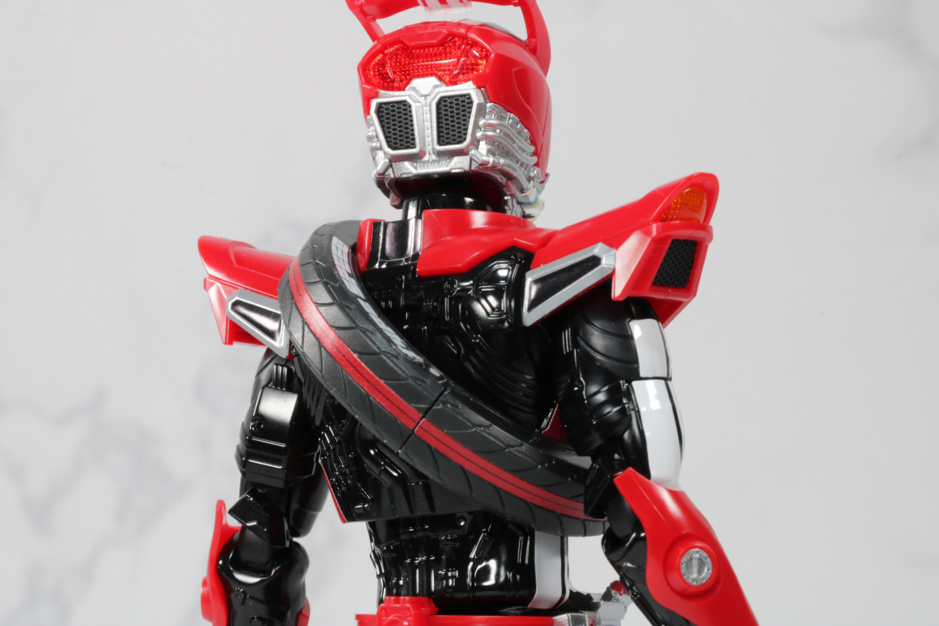 臨場感あるヘッドライトのような目元、口の焼けたパイプカラー