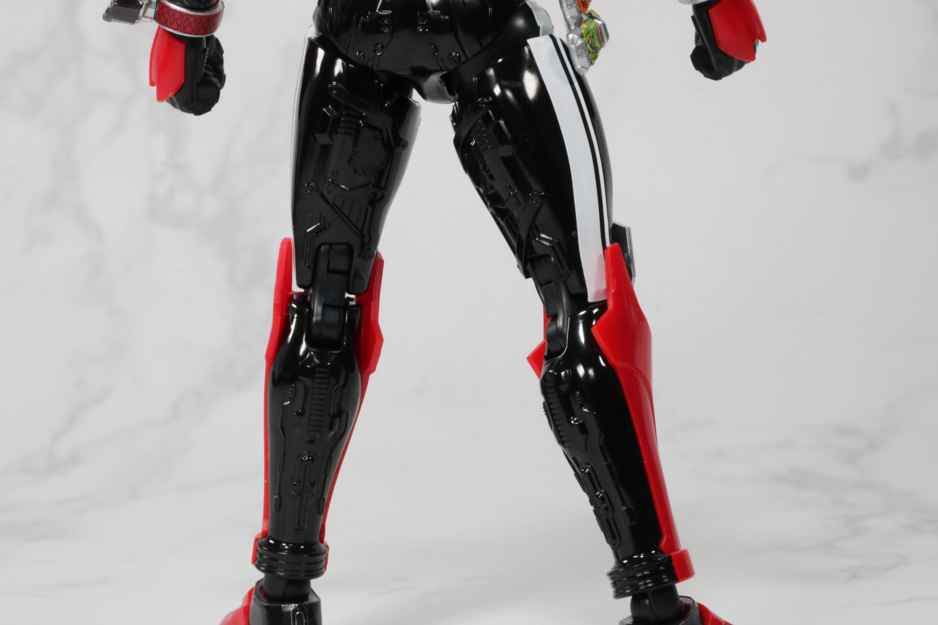 臨場感あるヘッドライトのような目元、口の焼けたパイプカラー