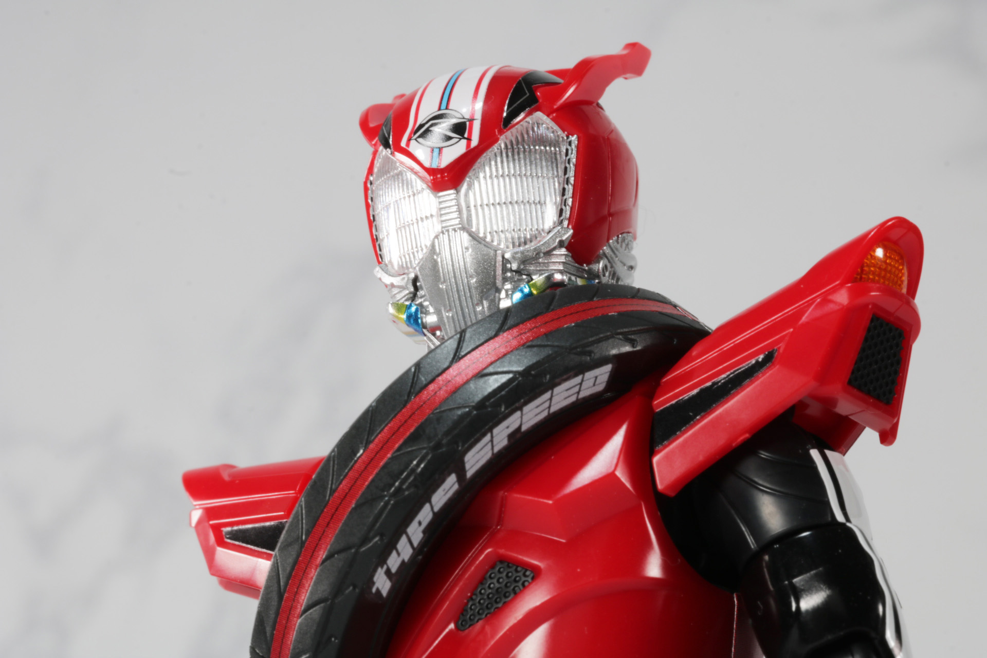 臨場感あるヘッドライトのような目元、口の焼けたパイプカラー