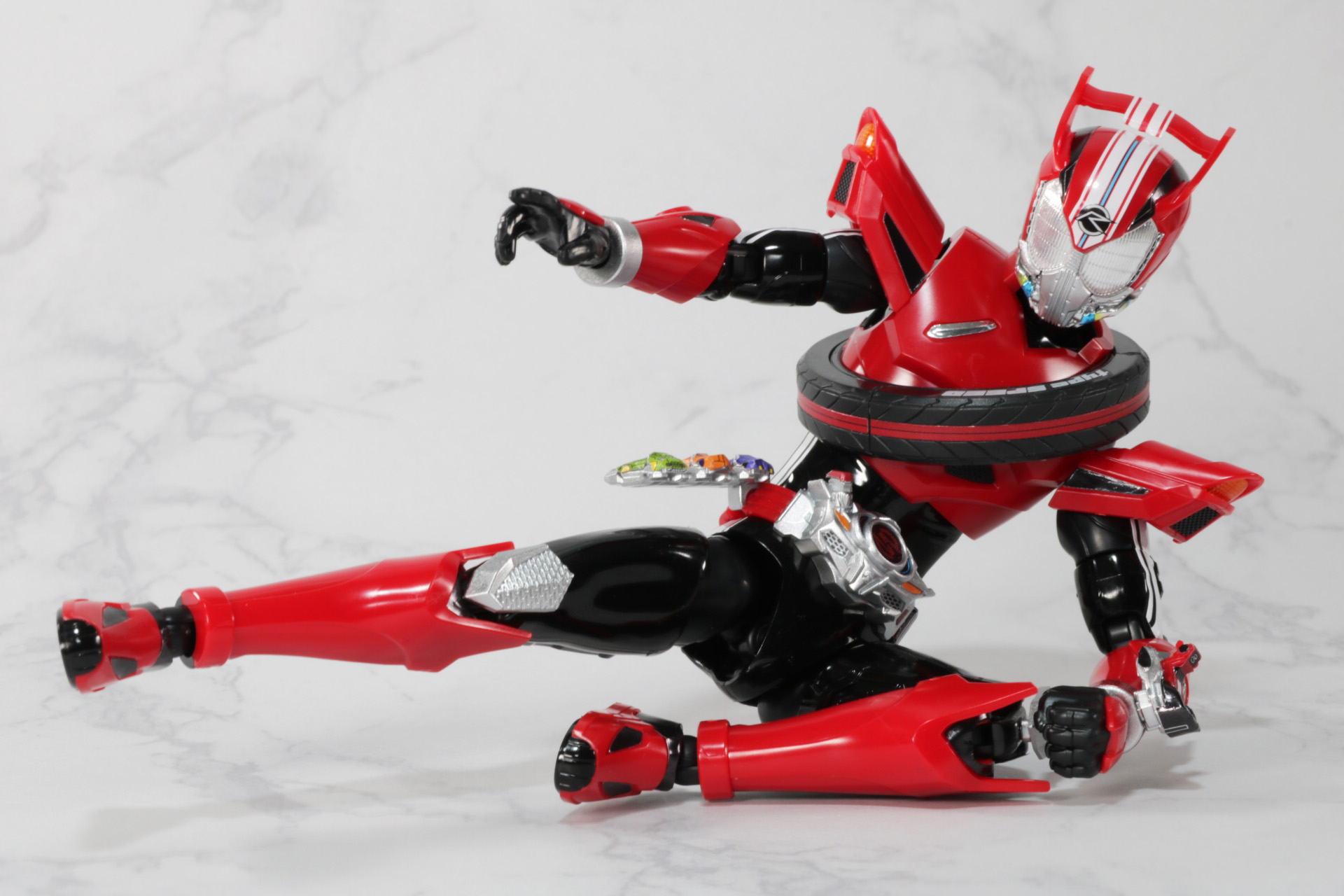 加速して滑り込むアクションも迫力満点