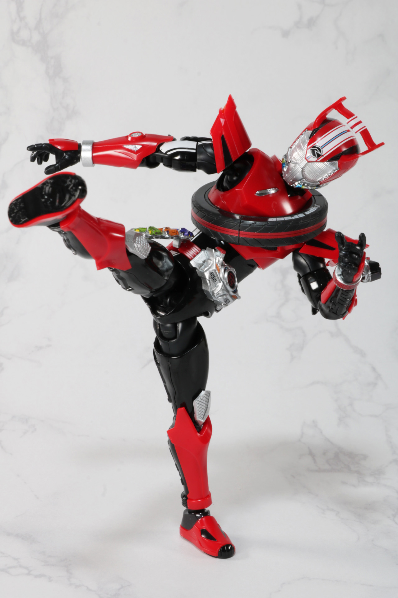 強烈なキックポーズも可能