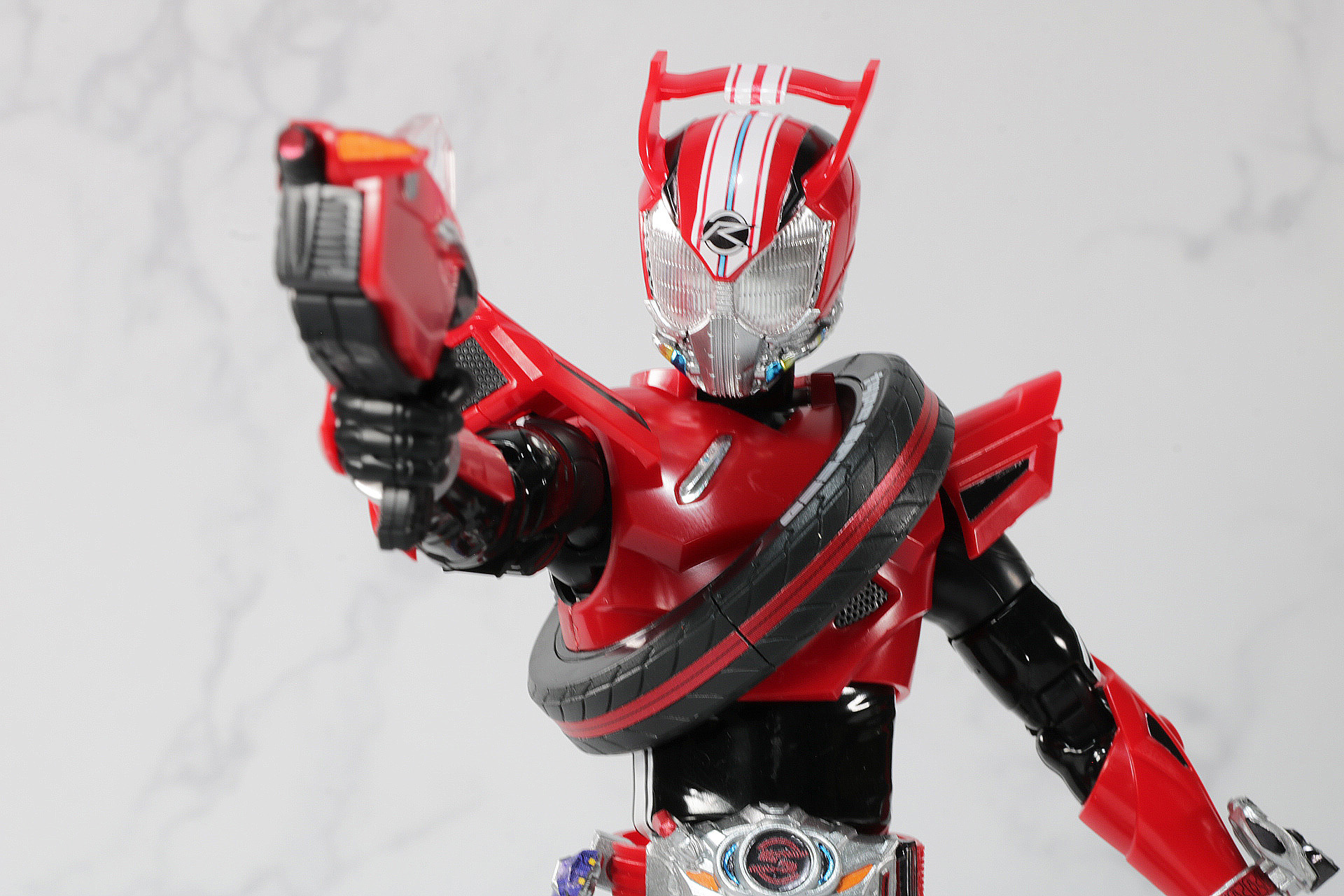 ハンドル剣もボリュームある造形