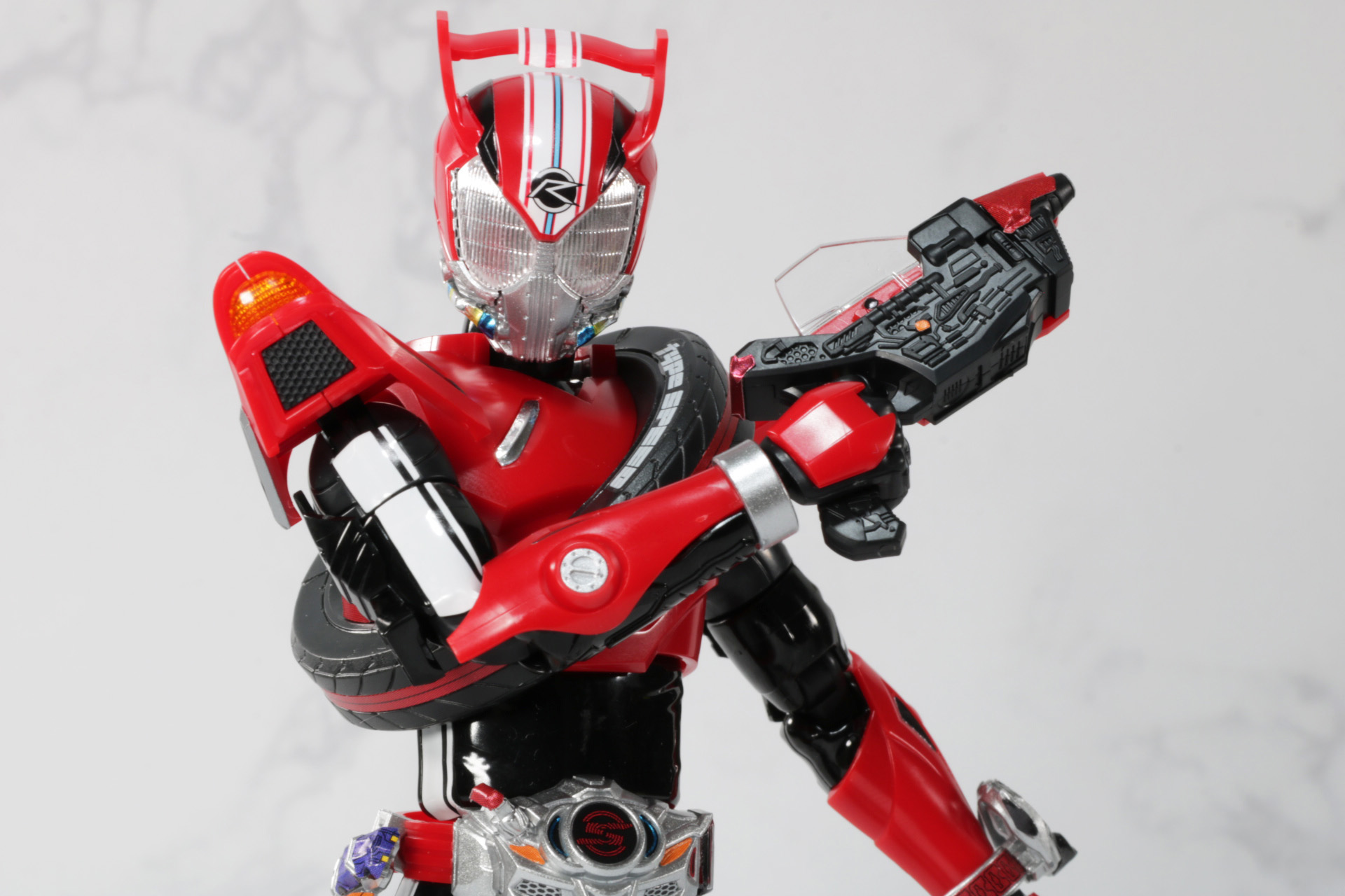 ハンドル剣もボリュームある造形