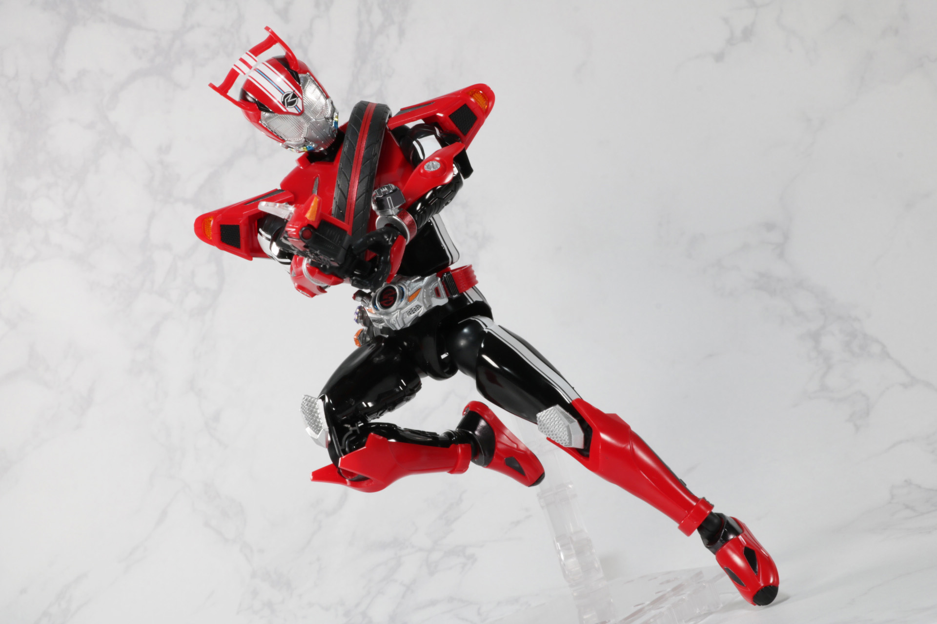 ハンドル剣もボリュームある造形