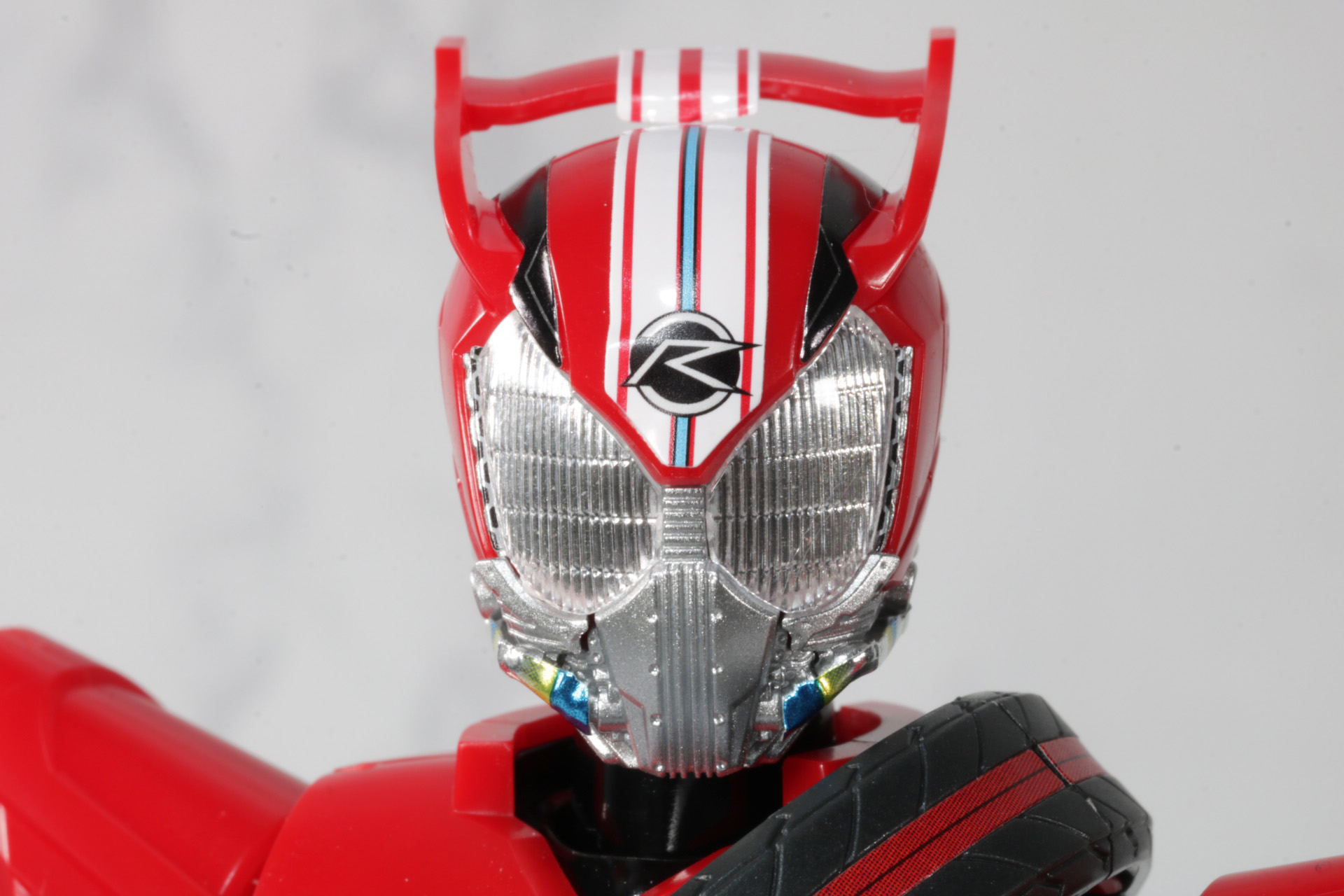 臨場感あるヘッドライトのような目元、口の焼けたパイプカラー