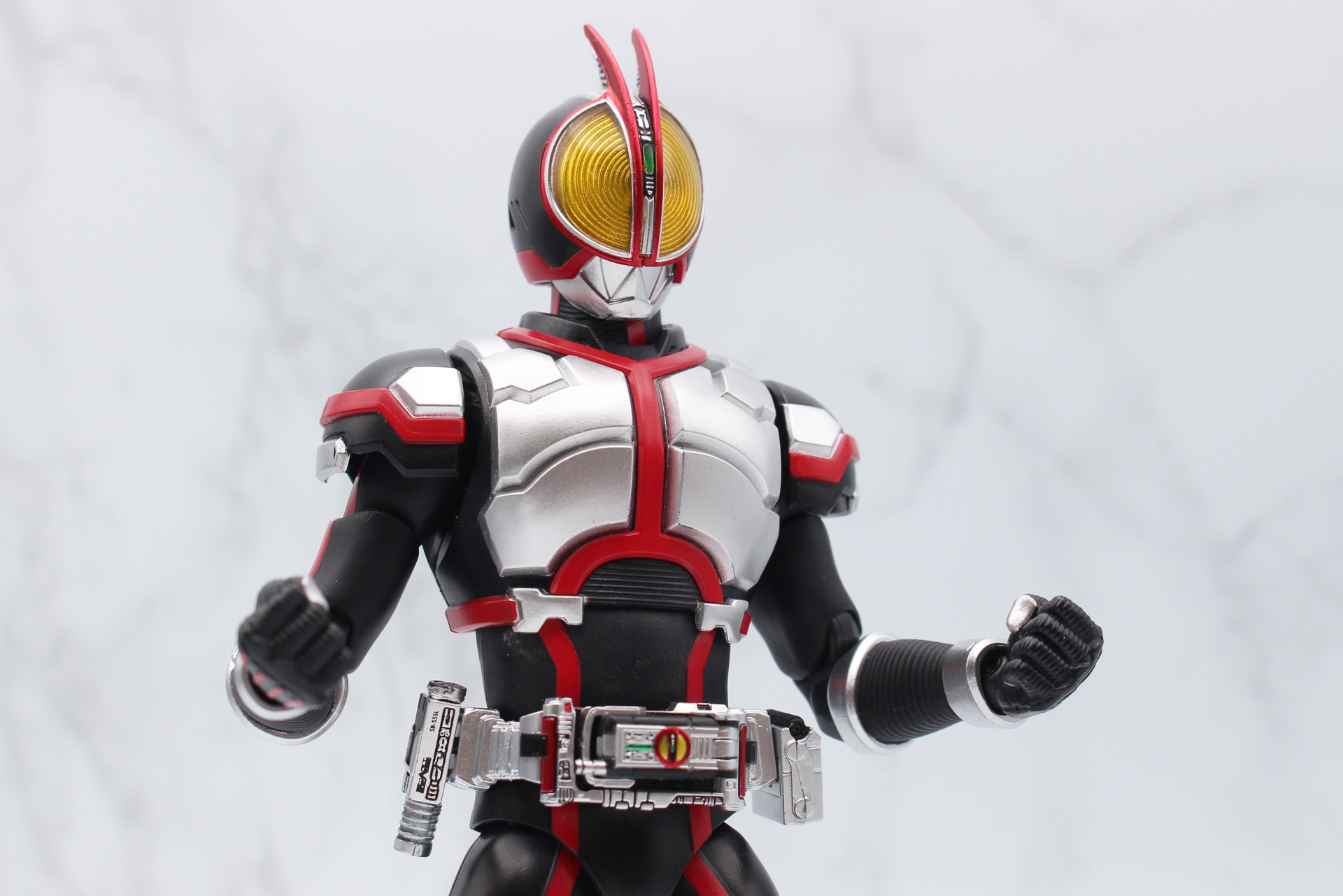 「S.H.Figuarts（真骨彫製法） 仮面ライダーファイズ」。8月26日発売。価格は8,800円。一般店頭での発売となった