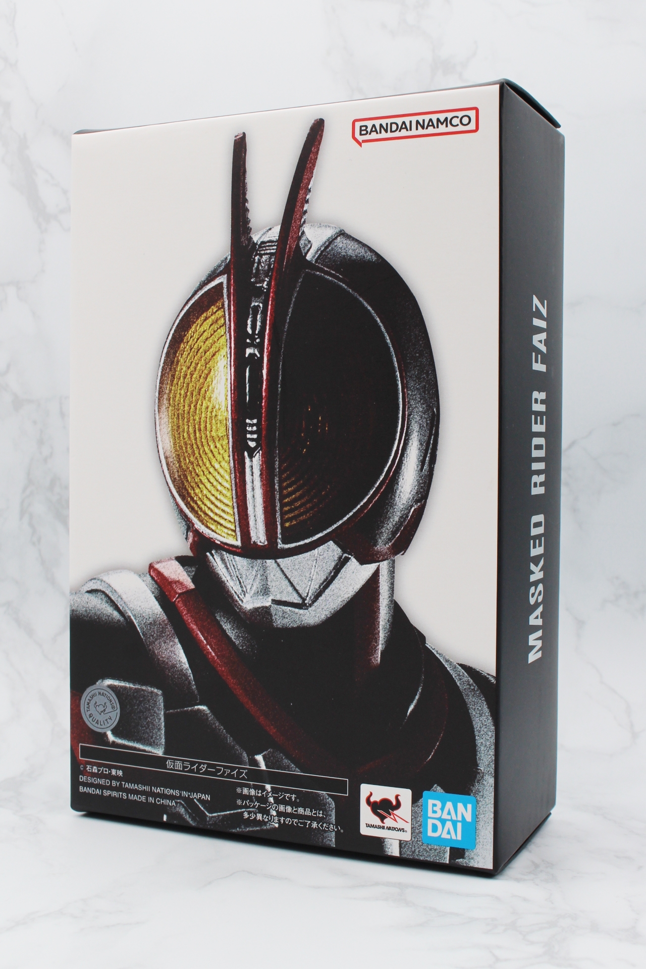 「S.H.Figuarts（真骨彫製法） 仮面ライダーファイズ」パッケージ。従来の真骨彫製法シリーズのフォーマットに則ったデザインと形状だ