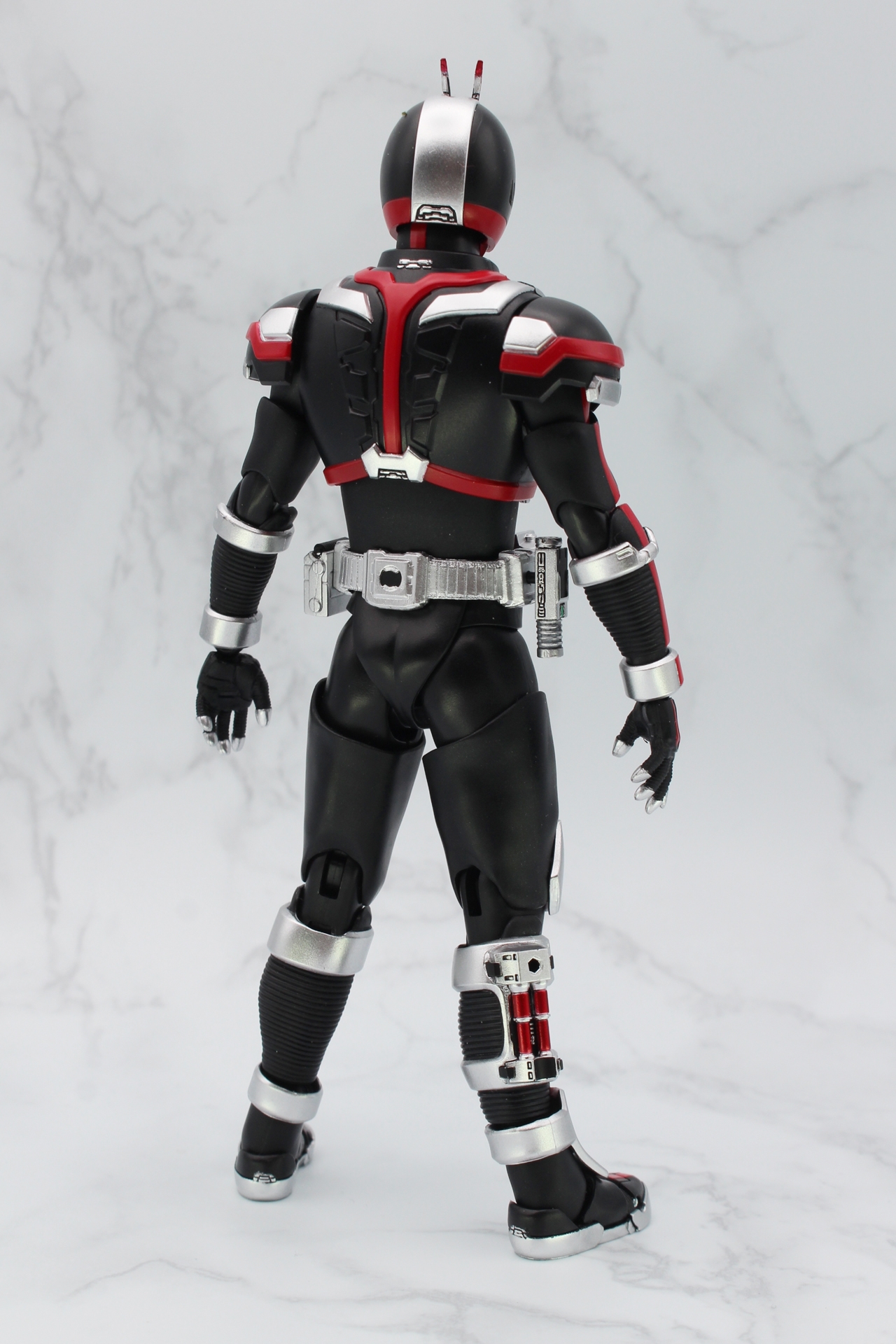 実物のスーツと同様、一部の模様はスミ入れされている。「仮面ライダー」公式ポータルサイトでその姿を確認してみよう
