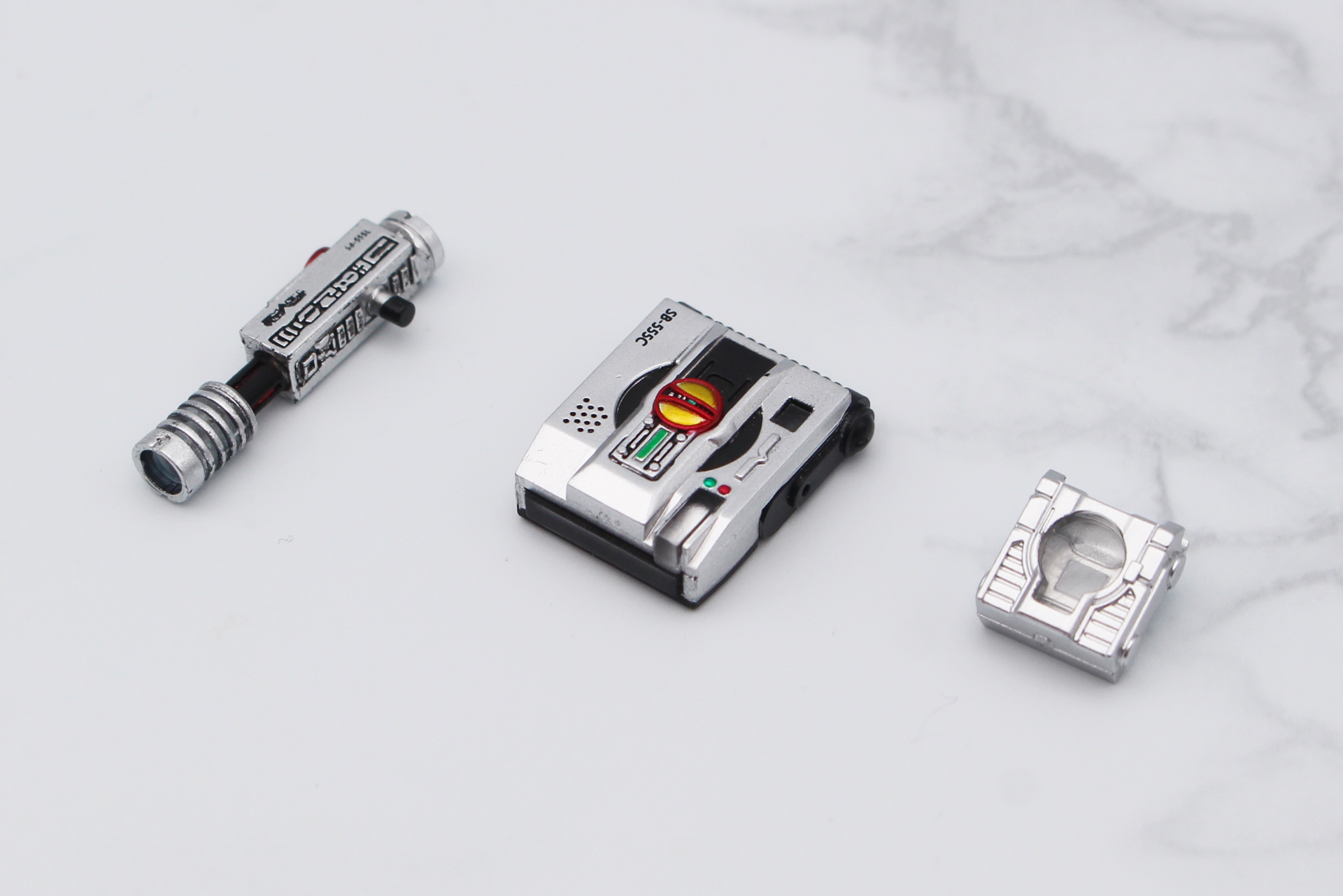 左からファイズポインターキックモード、ファイズショットナックルモード、ファイズショットホルダー（ブランク）。ファイズショットは持ち手が可動