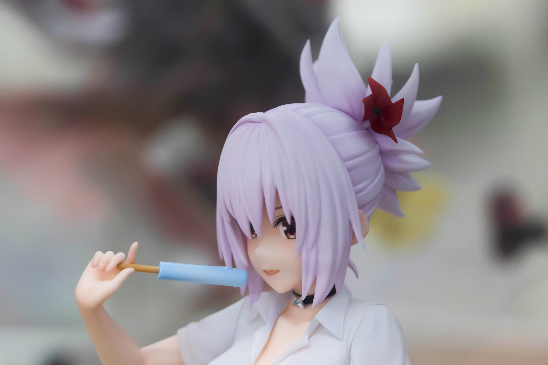 髪は後ろで大きくまとめられている