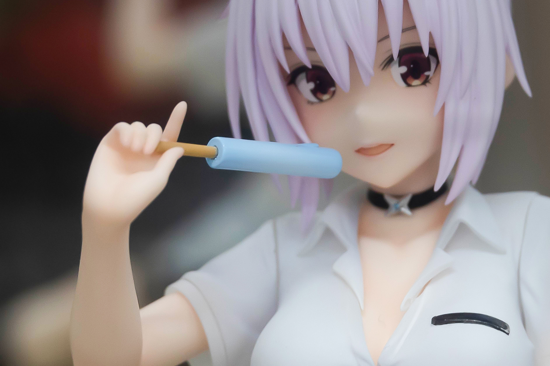 手に持ったアイスも熔けた様子まで再現されている