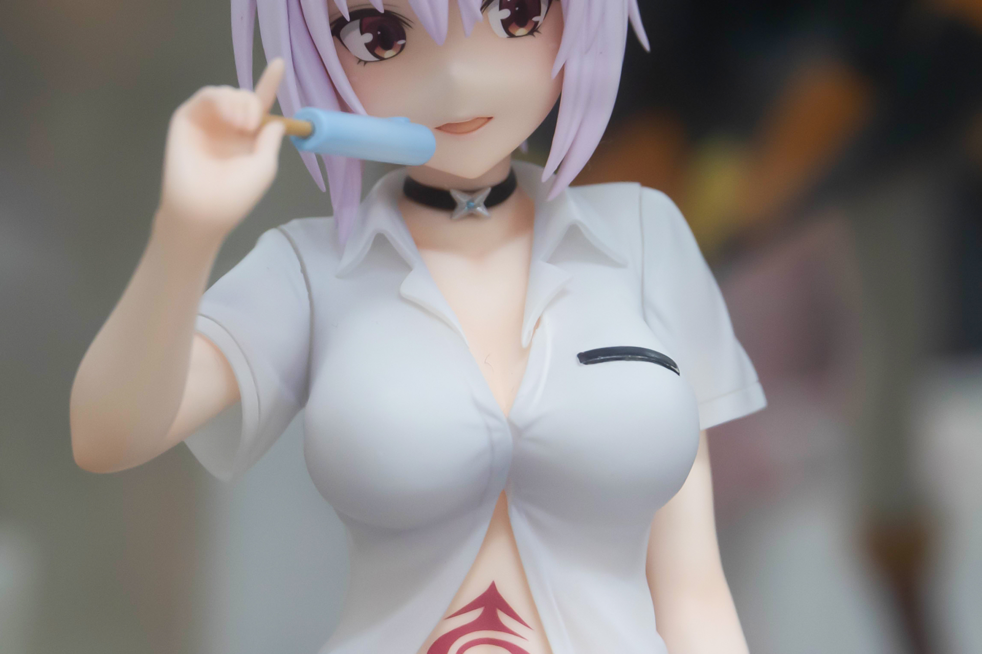 上着は胸元で止めただけというスタイルだ