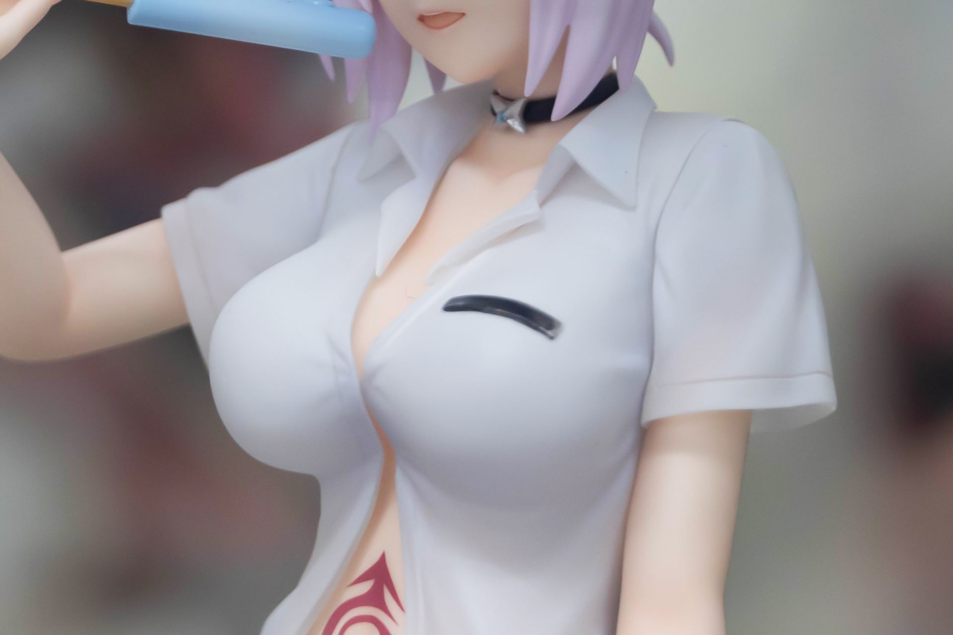 ミサイルおっぱいとも言うべきか、大きなバストについつい目が行ってしまう