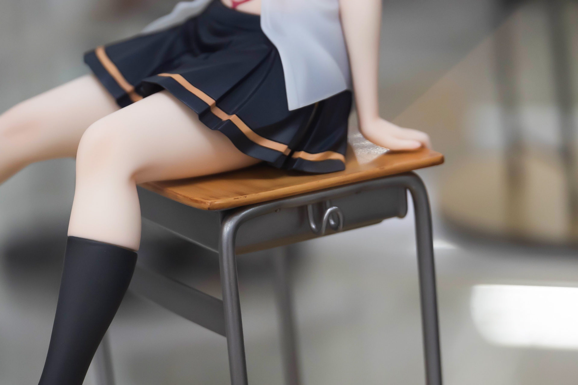 風巻祭里が腰掛けている学校の机も素晴らしい出来映えだ