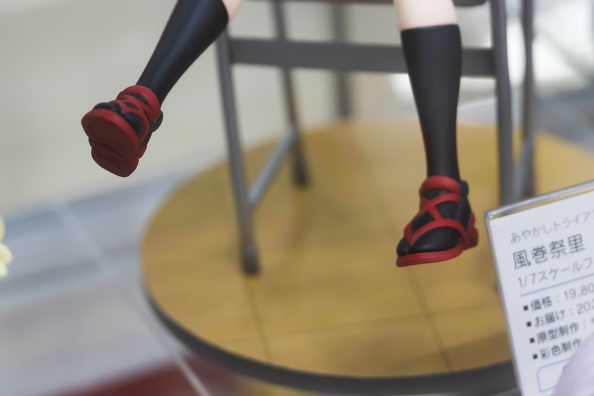 制服姿だが、足元は和風なスタイルだ